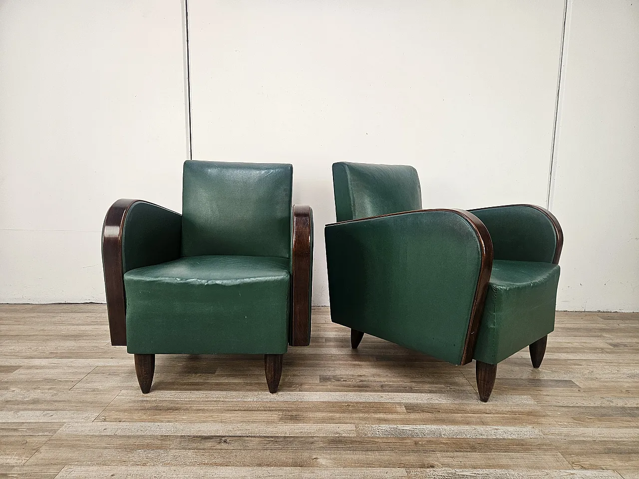 Coppia di poltrone Art Déco in noce ed ecopelle verde, 1940 1