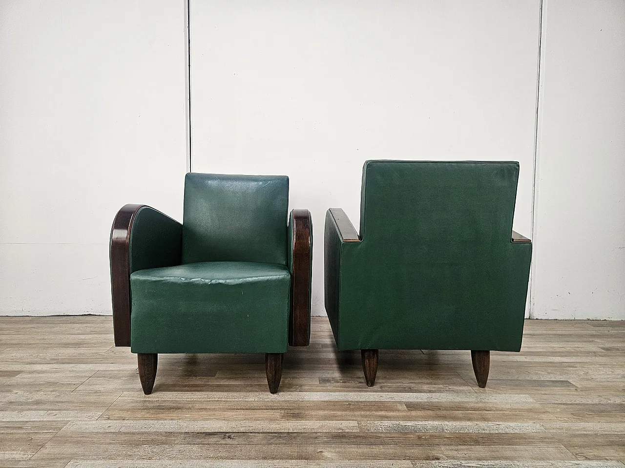 Coppia di poltrone Art Déco in noce ed ecopelle verde, 1940 3