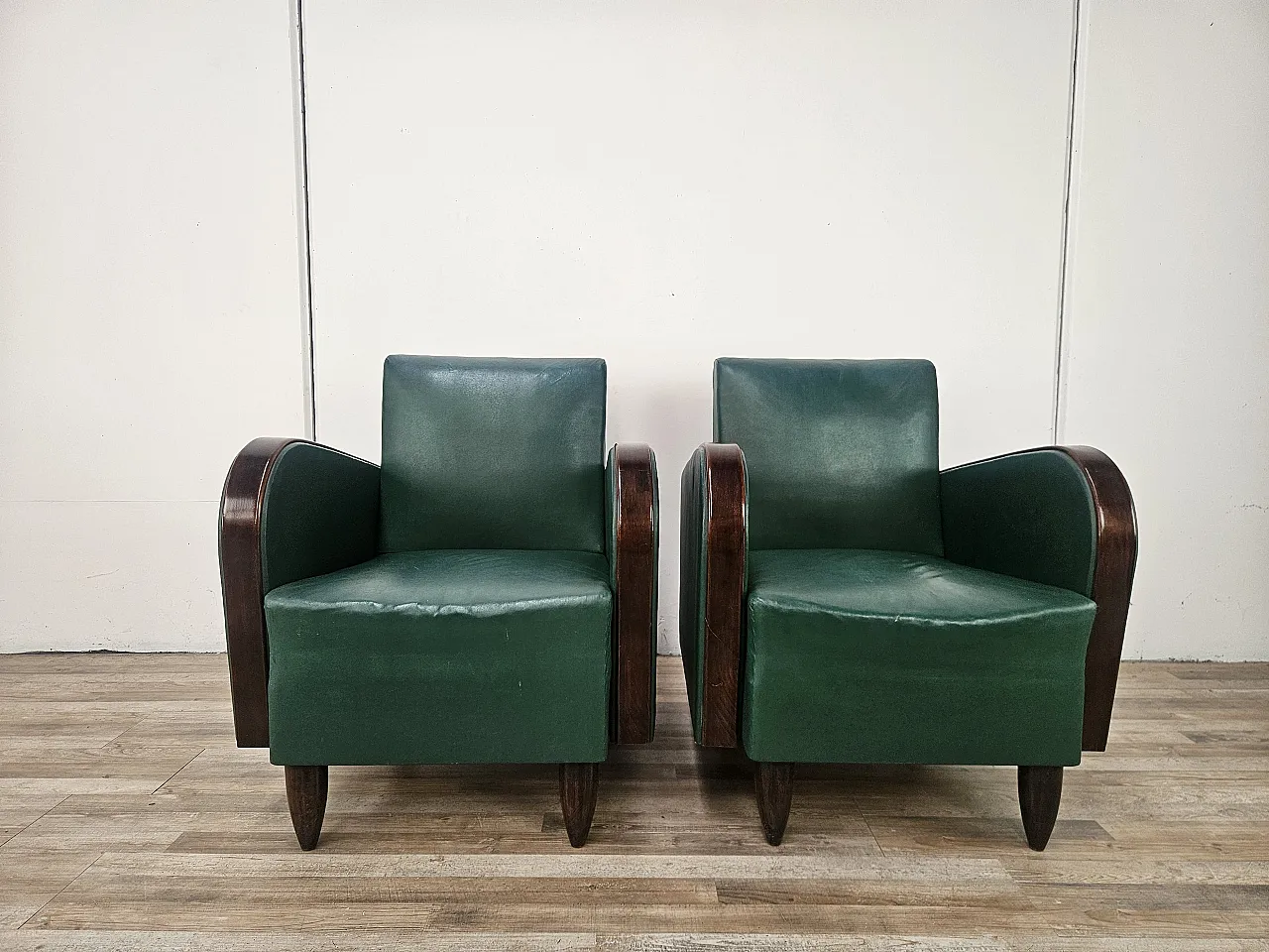 Coppia di poltrone Art Déco in noce ed ecopelle verde, 1940 5