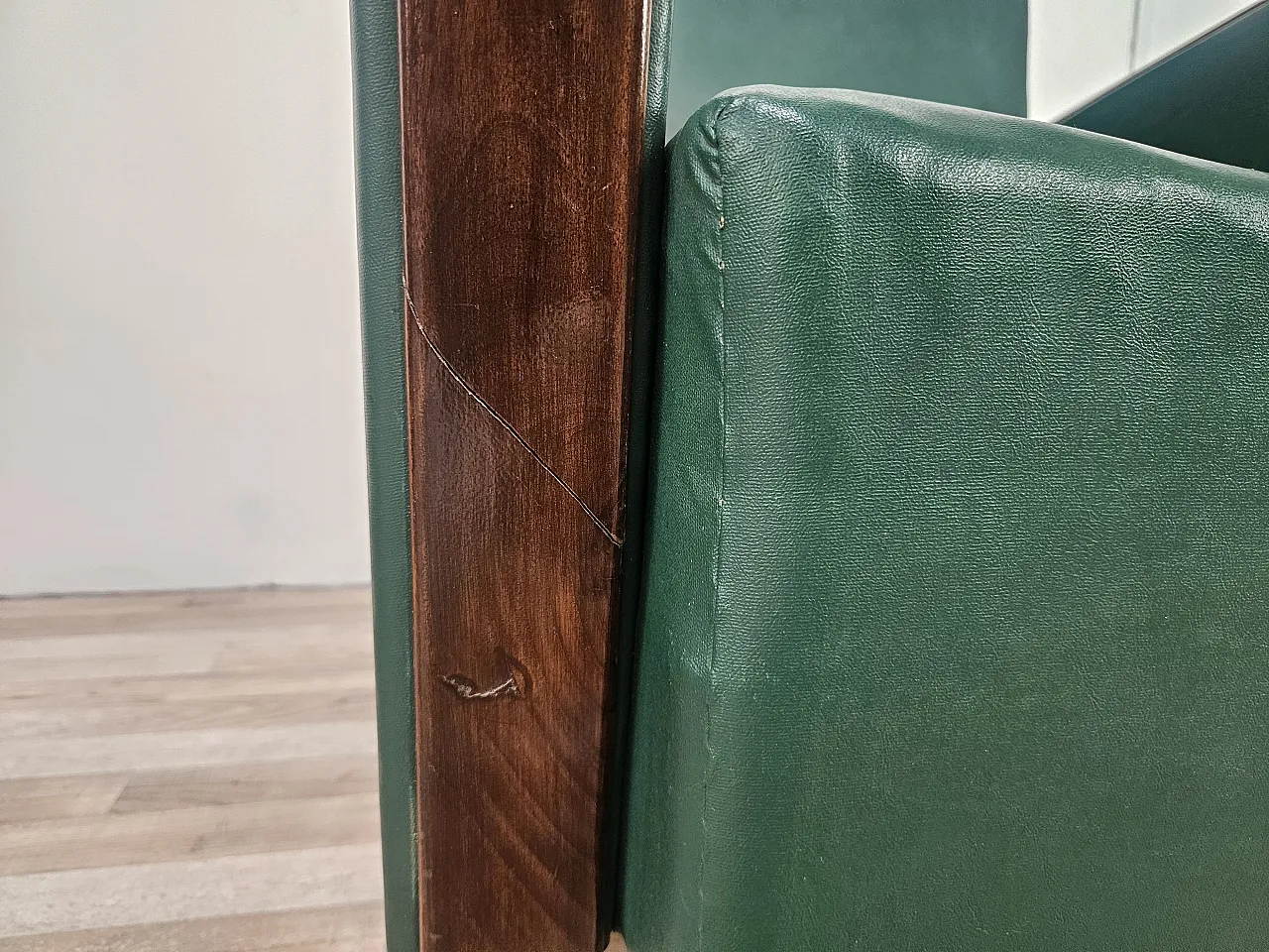 Coppia di poltrone Art Déco in noce ed ecopelle verde, 1940 9