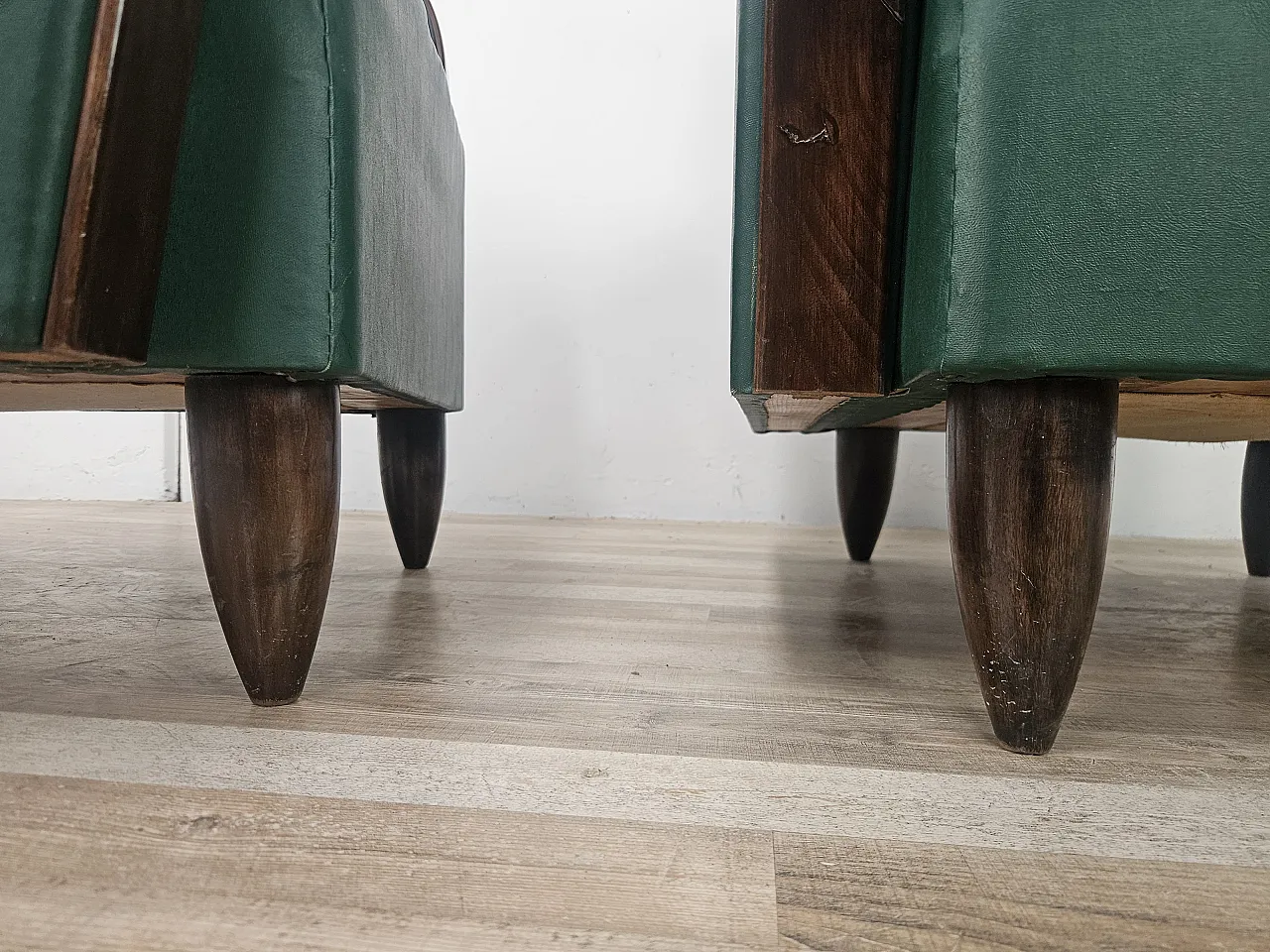 Coppia di poltrone Art Déco in noce ed ecopelle verde, 1940 17