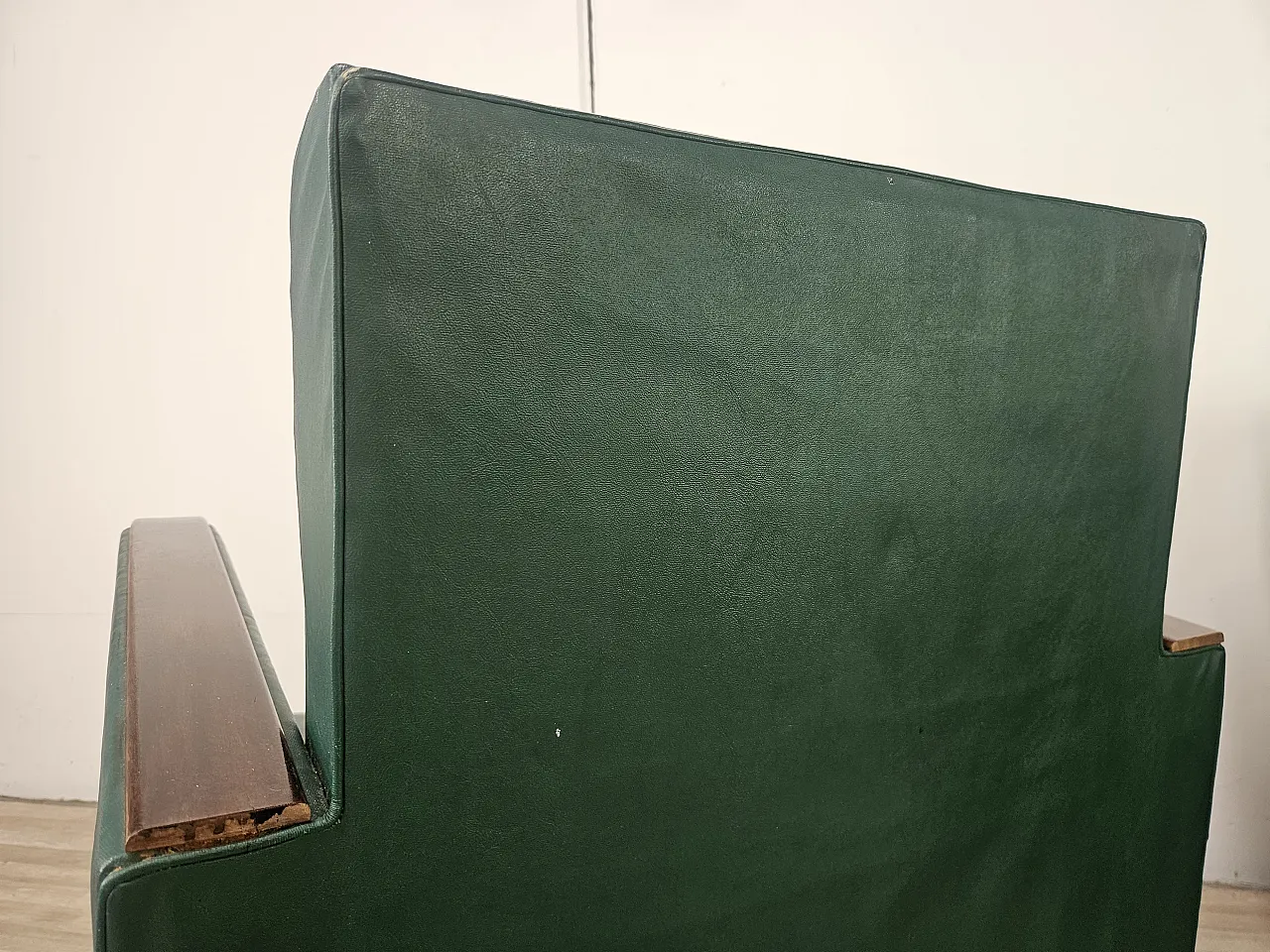 Coppia di poltrone Art Déco in noce ed ecopelle verde, 1940 18