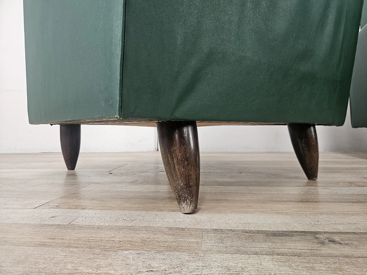 Coppia di poltrone Art Déco in noce ed ecopelle verde, 1940 19