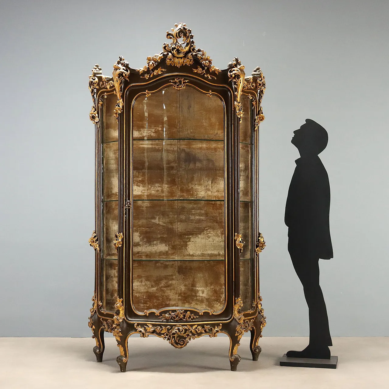 Cornered showcase in Baroque style in carved wood, 19th century 2