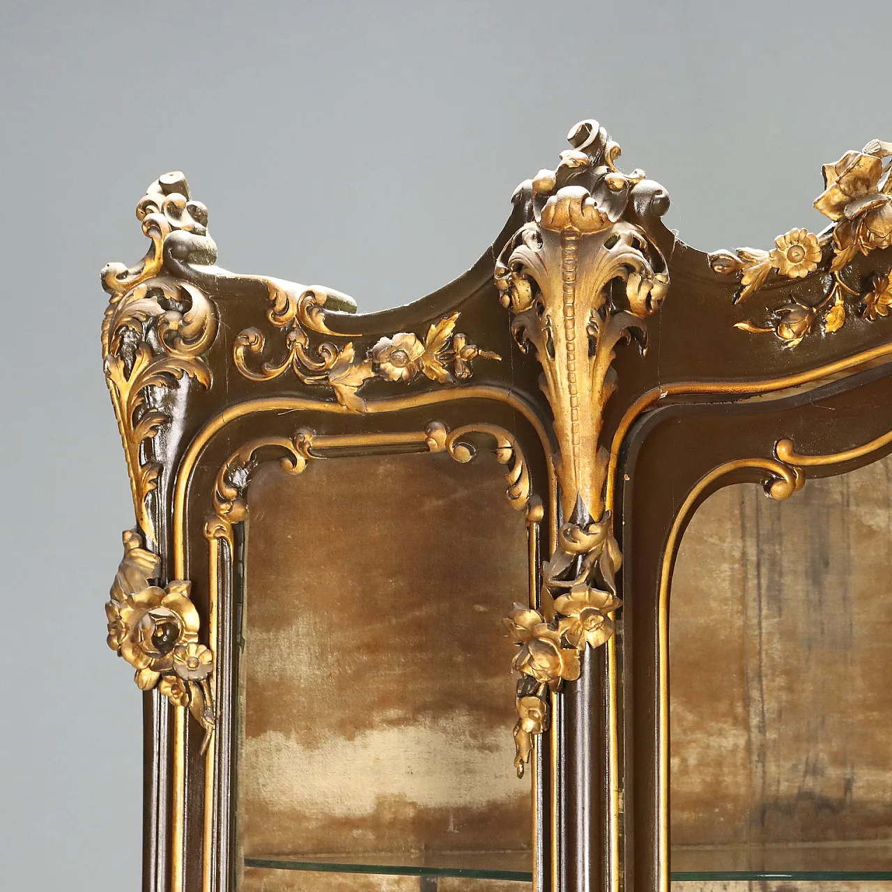 Cornered showcase in Baroque style in carved wood, 19th century 4
