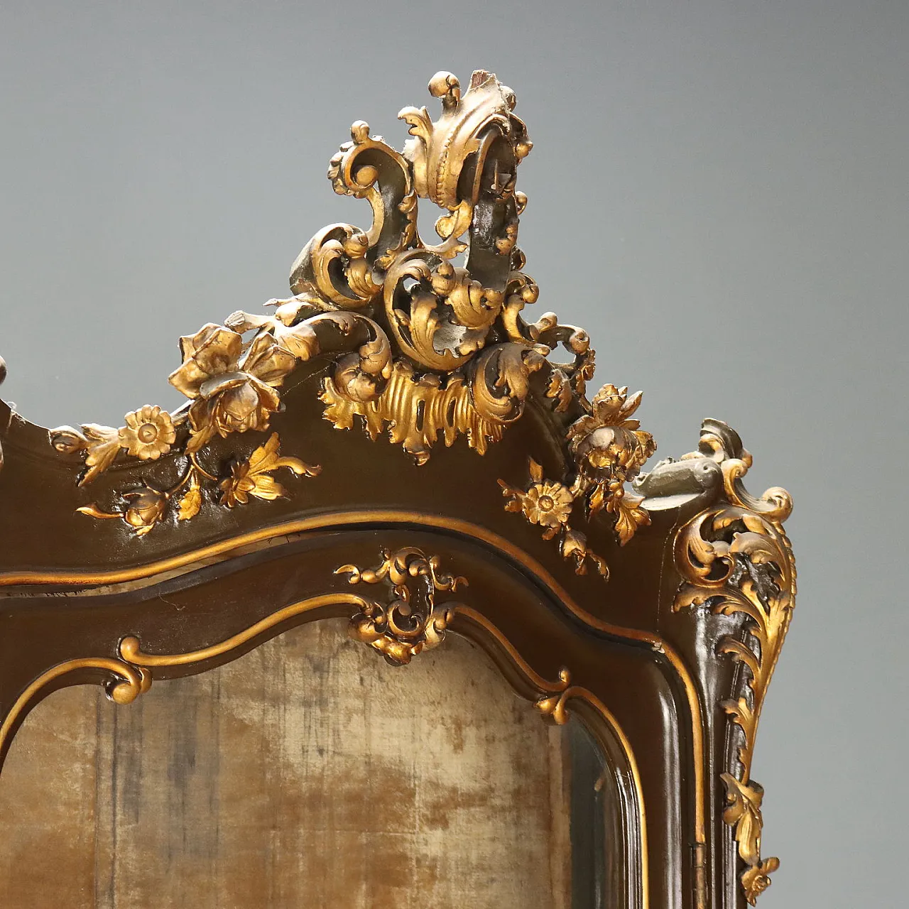 Cornered showcase in Baroque style in carved wood, 19th century 5