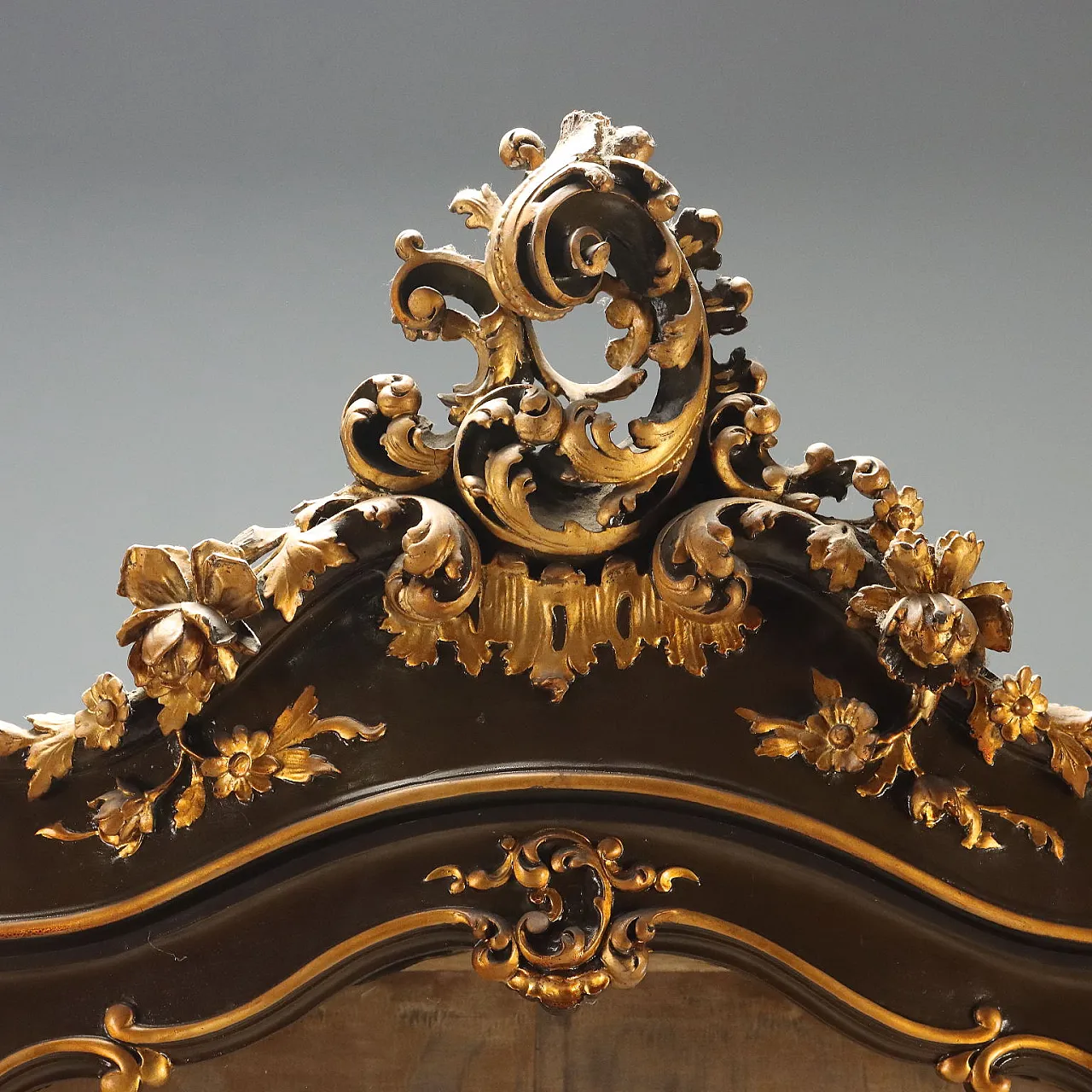 Cornered showcase in Baroque style in carved wood, 19th century 6