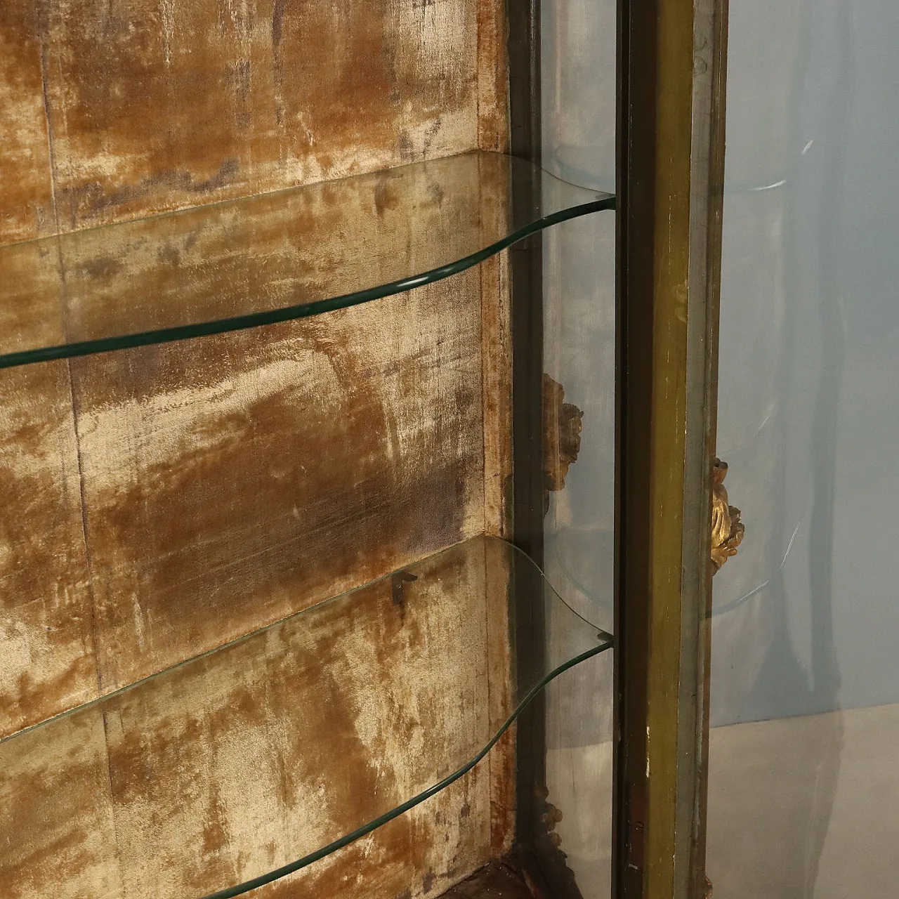 Cornered showcase in Baroque style in carved wood, 19th century 8