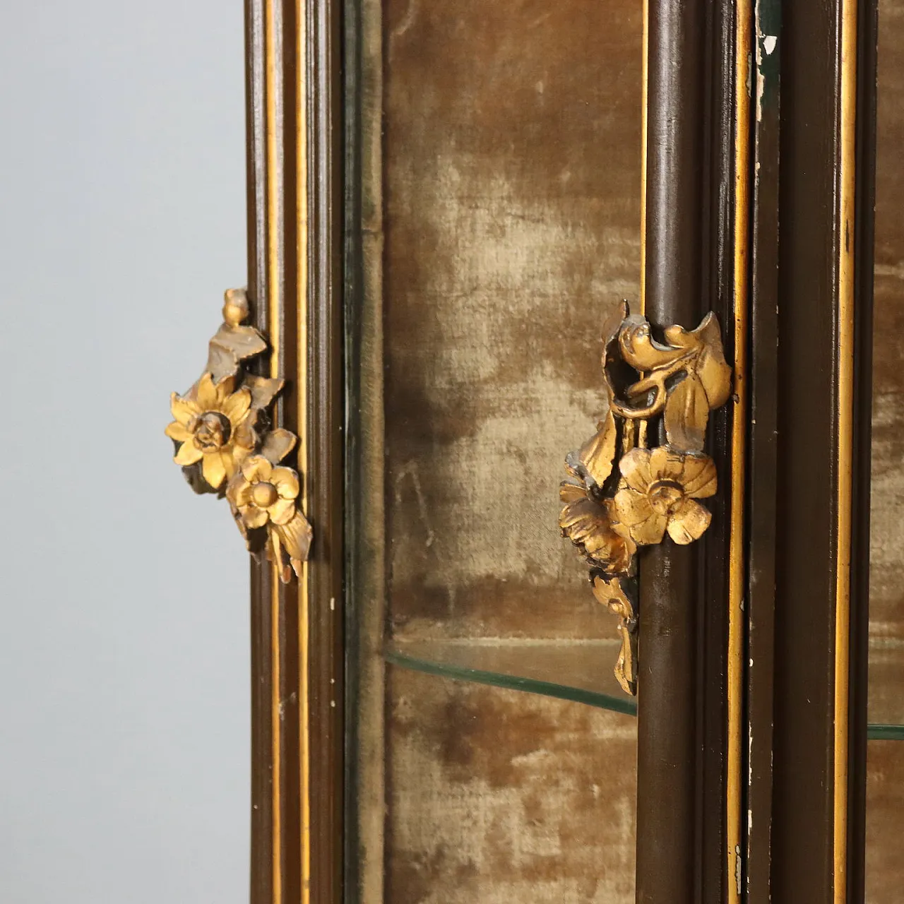Cornered showcase in Baroque style in carved wood, 19th century 9
