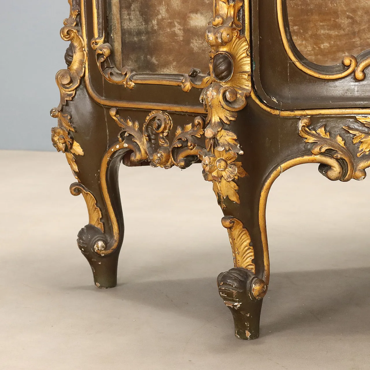 Cornered showcase in Baroque style in carved wood, 19th century 10