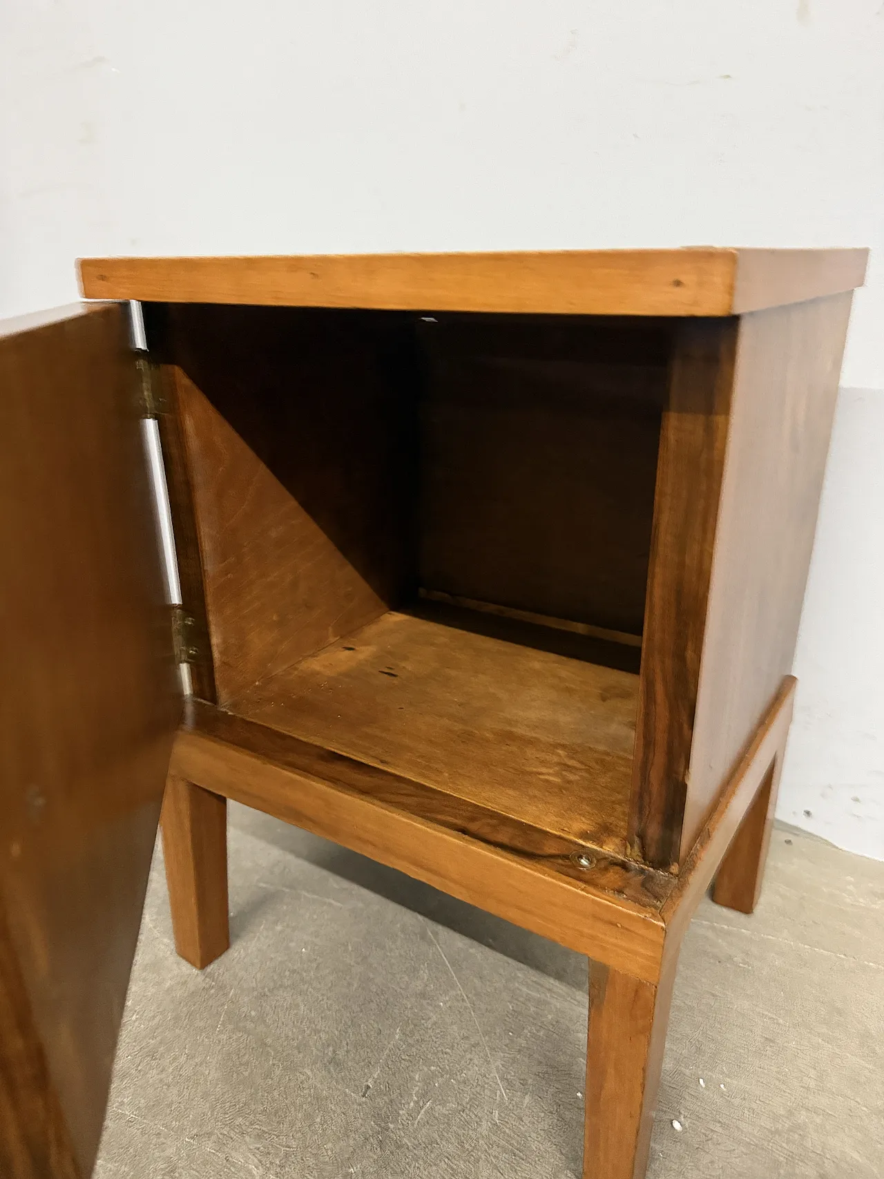 Art Deco bedside table in restored walnut, 1940 5