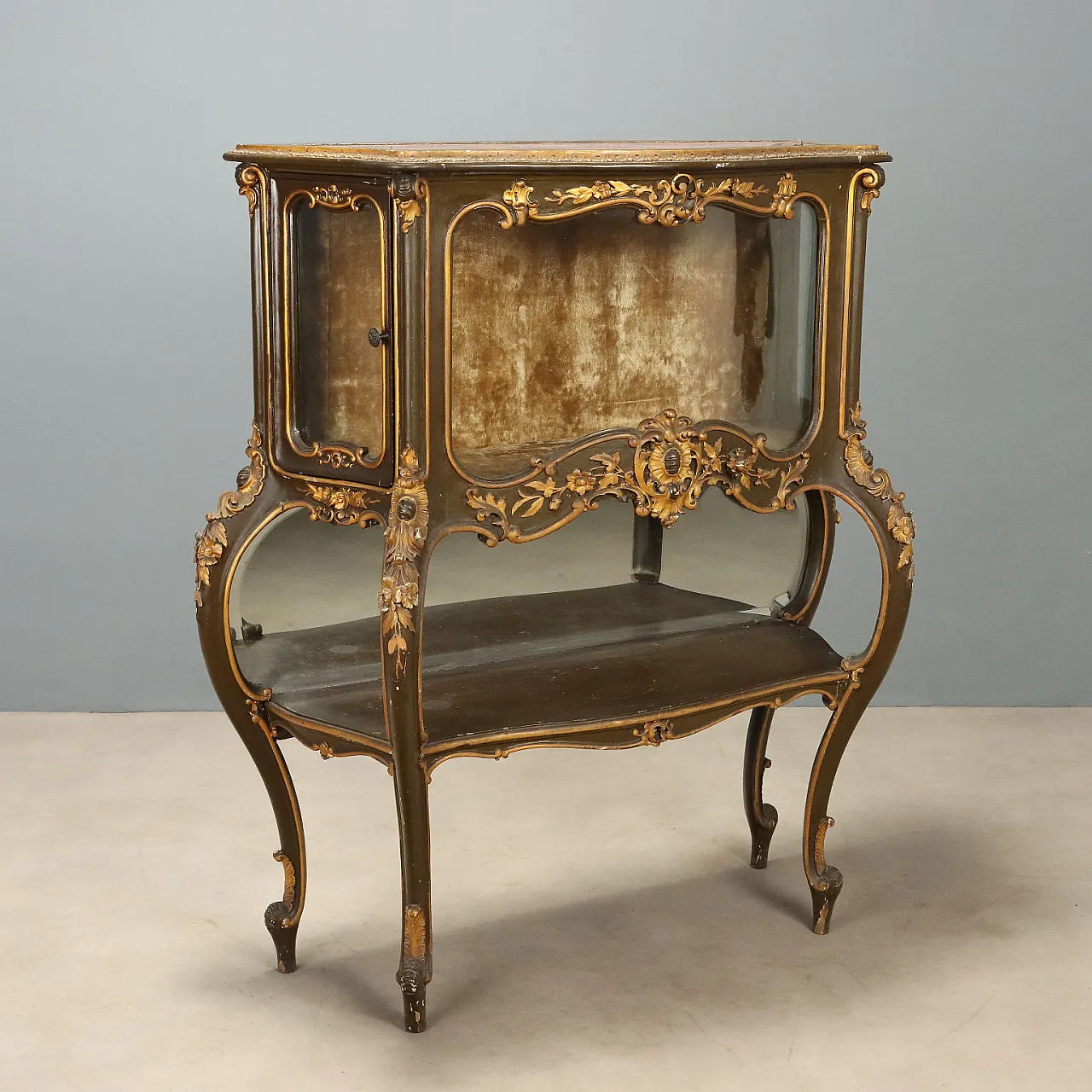 Carved and lacquered Baroque style showcase, 19th century 1