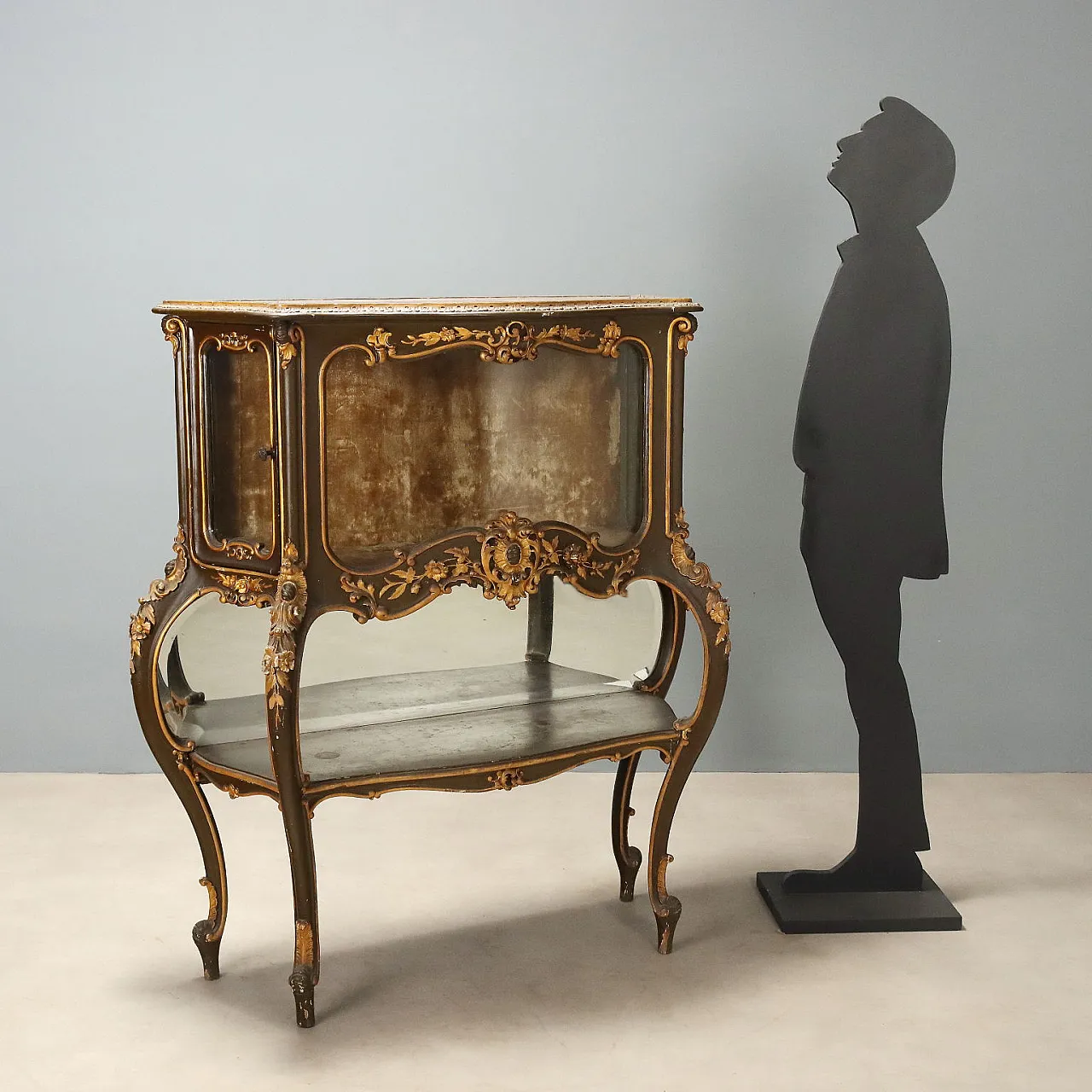 Carved and lacquered Baroque style showcase, 19th century 2