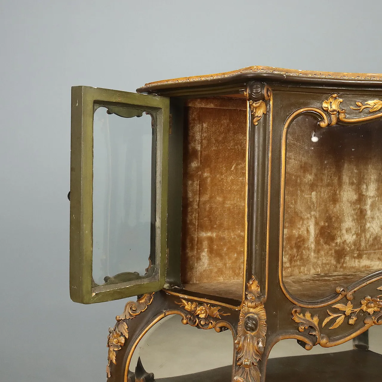 Carved and lacquered Baroque style showcase, 19th century 3