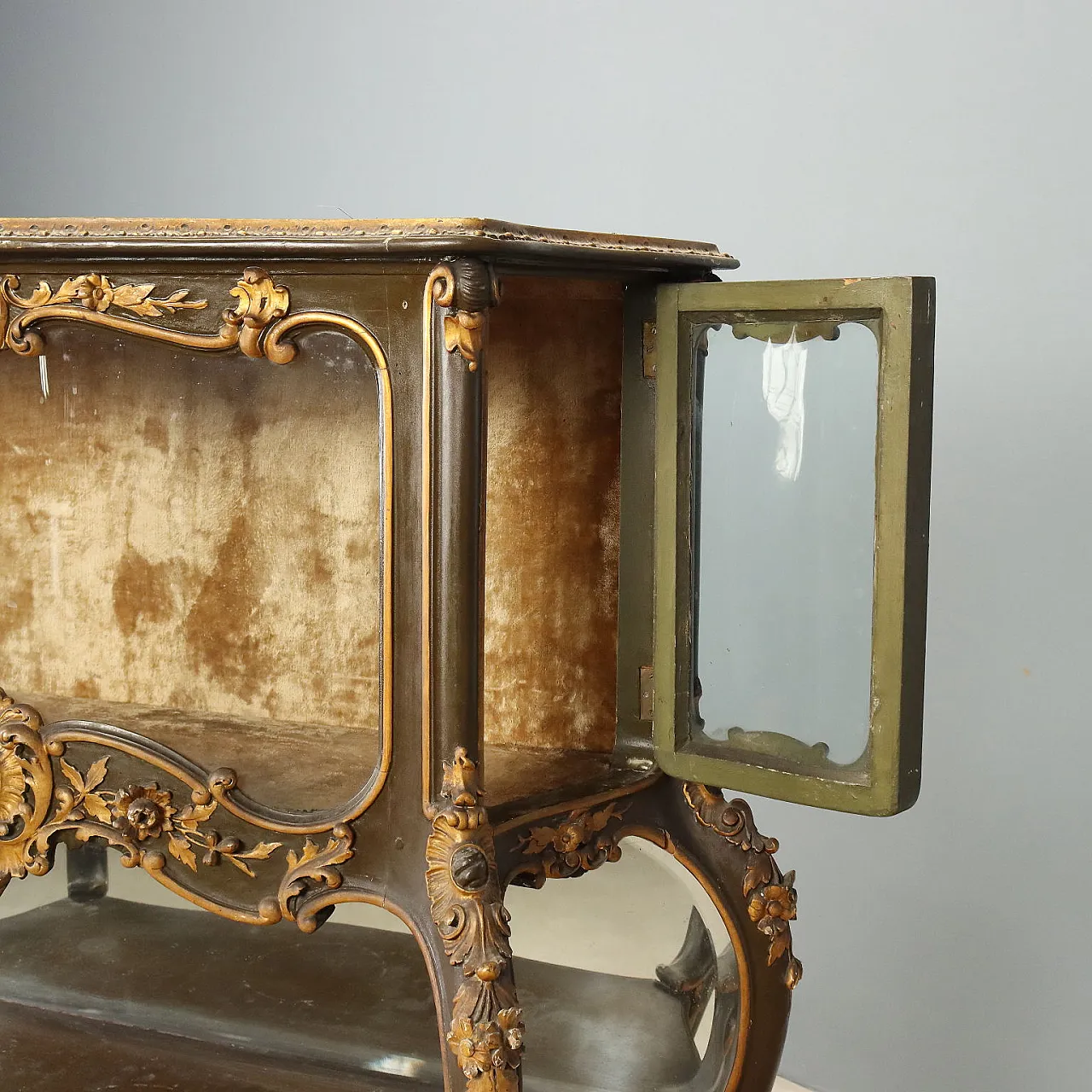 Carved and lacquered Baroque style showcase, 19th century 4