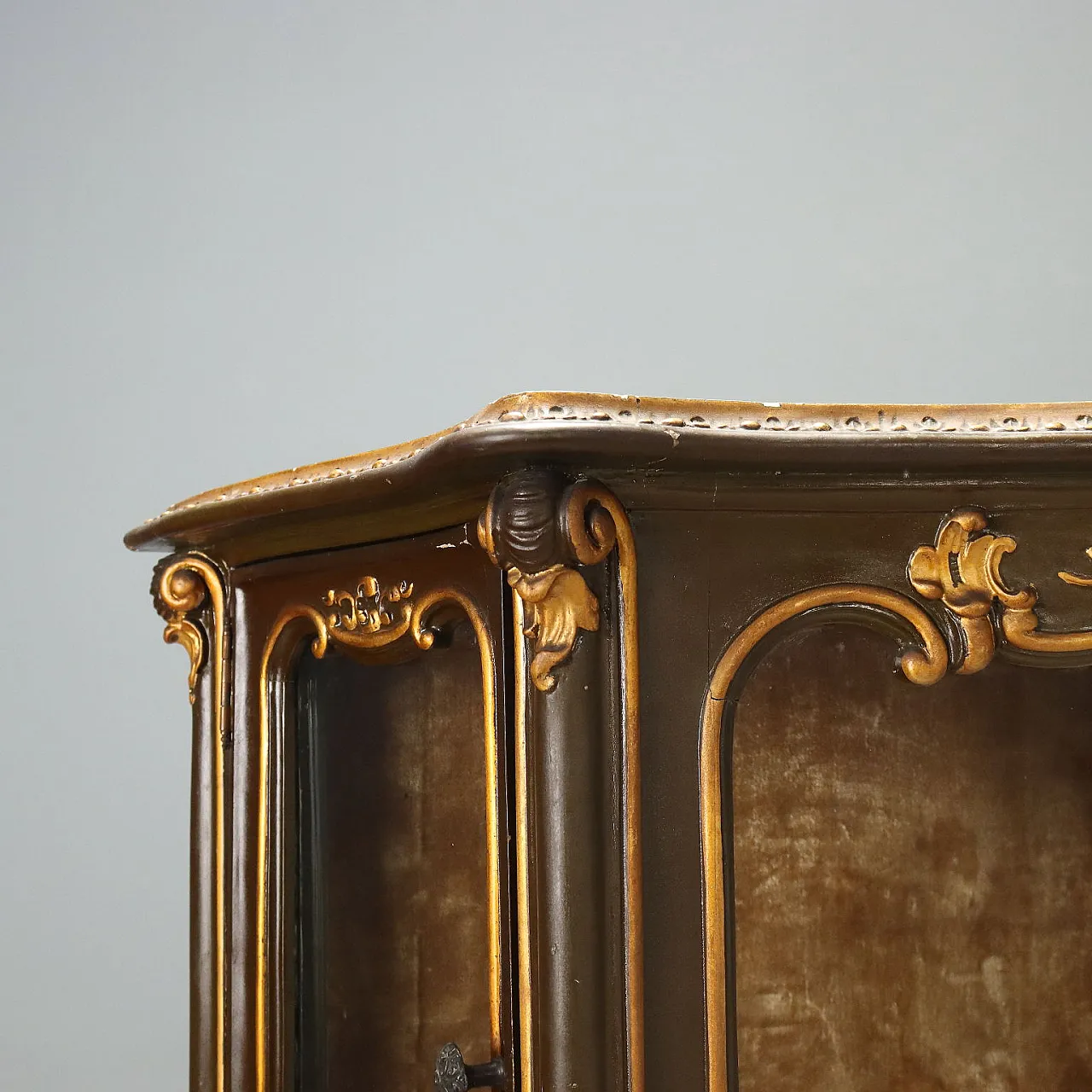 Carved and lacquered Baroque style showcase, 19th century 5