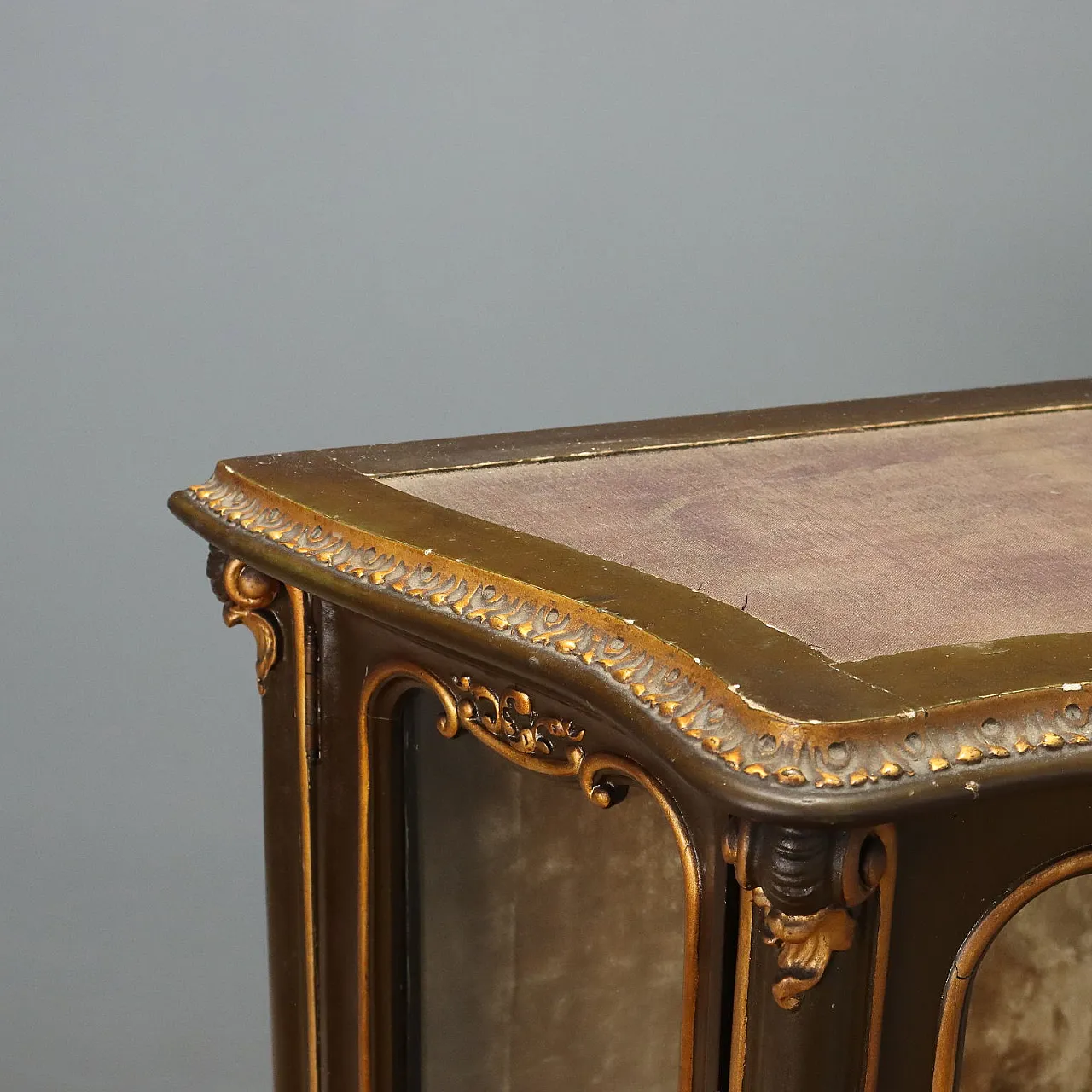 Carved and lacquered Baroque style showcase, 19th century 6