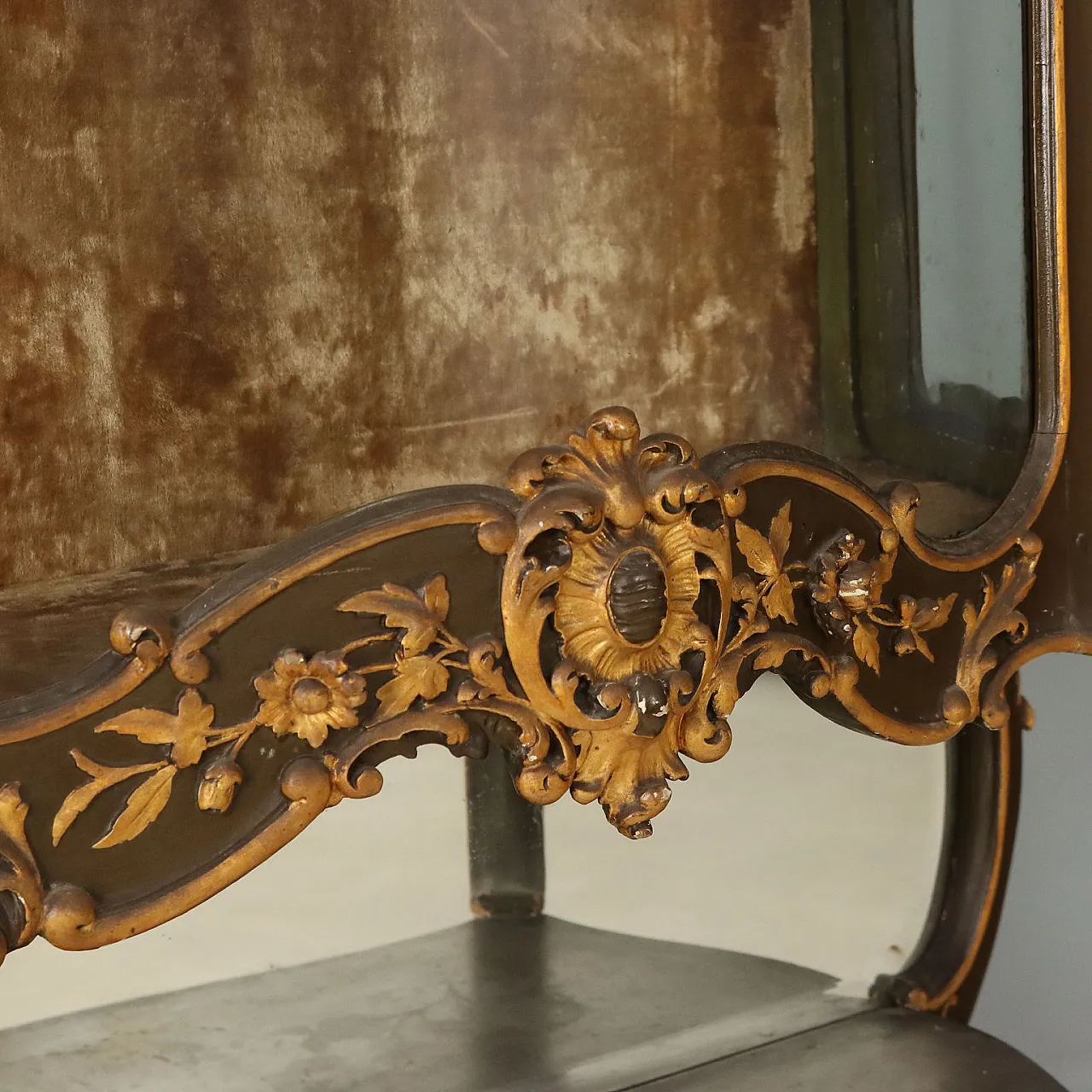 Carved and lacquered Baroque style showcase, 19th century 7