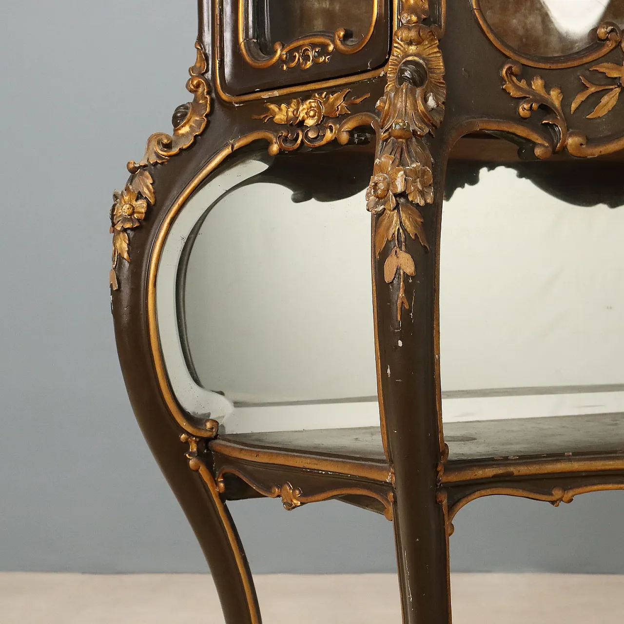Carved and lacquered Baroque style showcase, 19th century 8