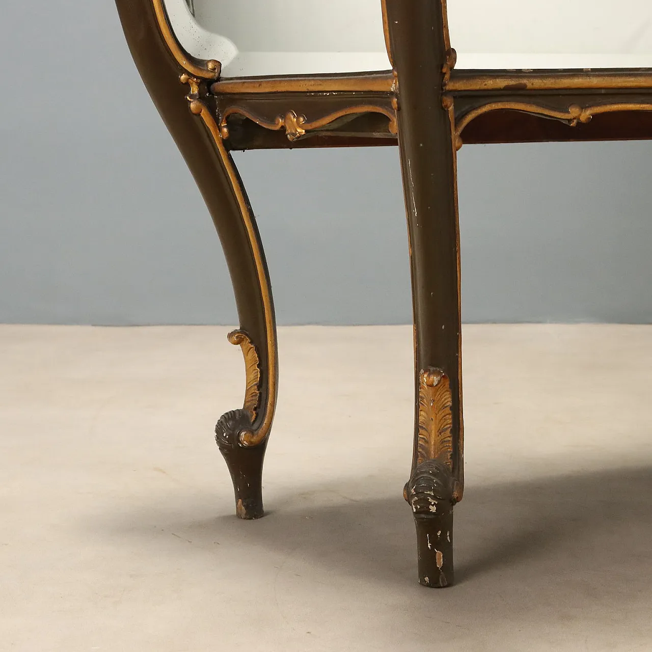 Carved and lacquered Baroque style showcase, 19th century 9