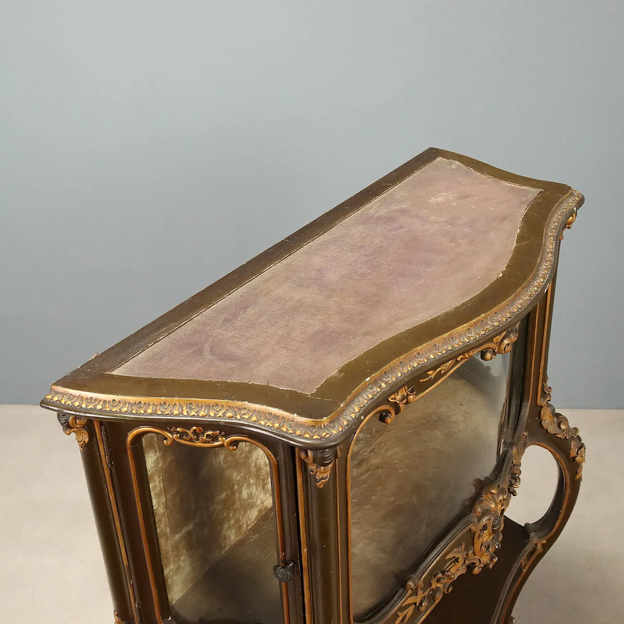 Carved and lacquered Baroque style showcase, 19th century 10