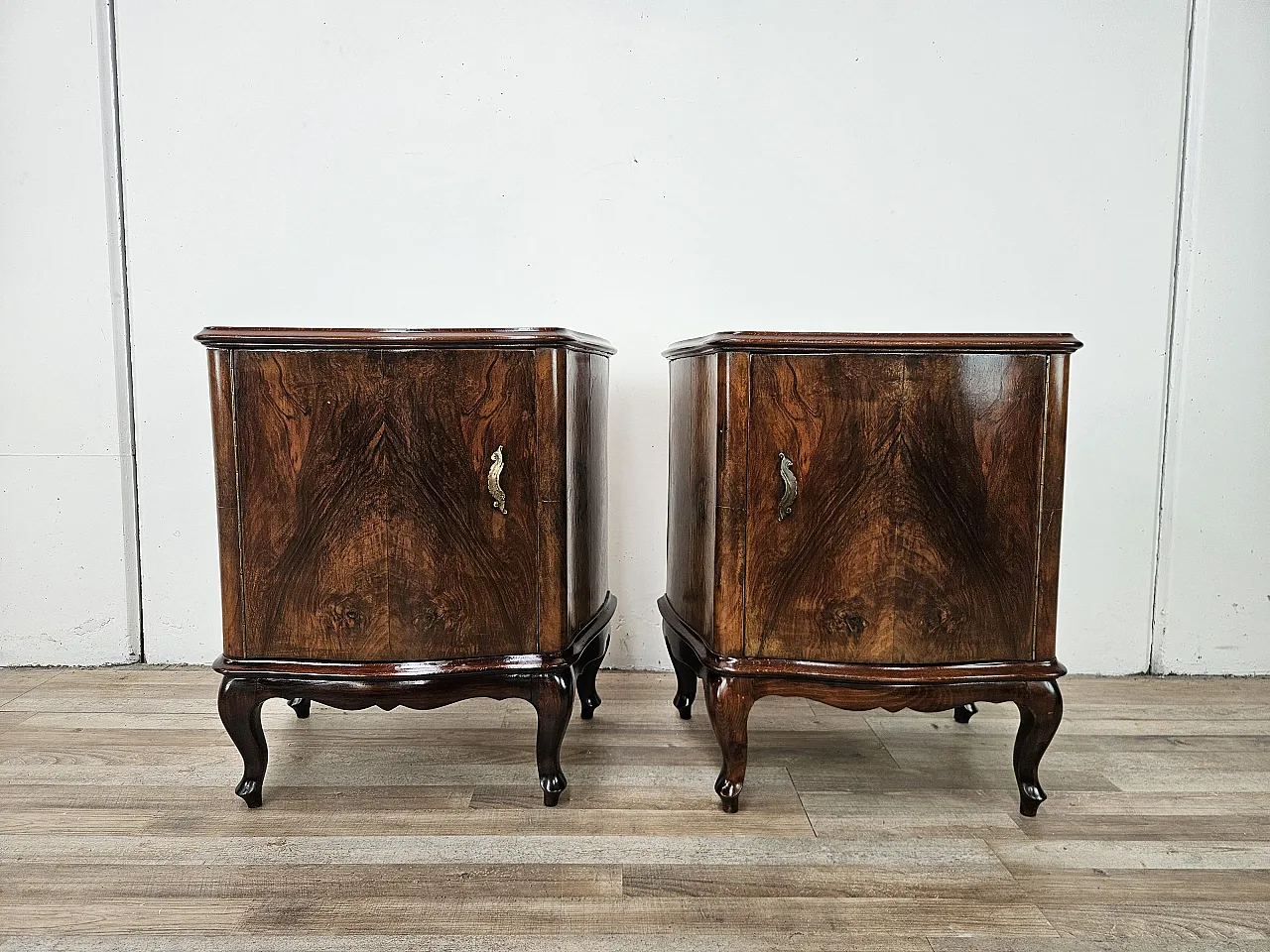 Coppia di comodini Chippendale  in radica di noce, anni ’40 1