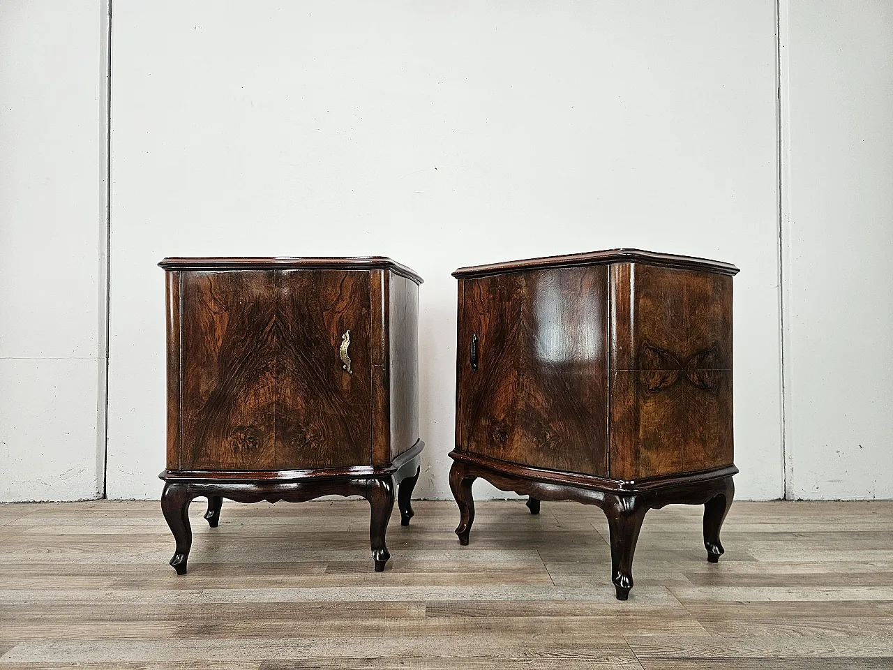 Coppia di comodini Chippendale  in radica di noce, anni ’40 4