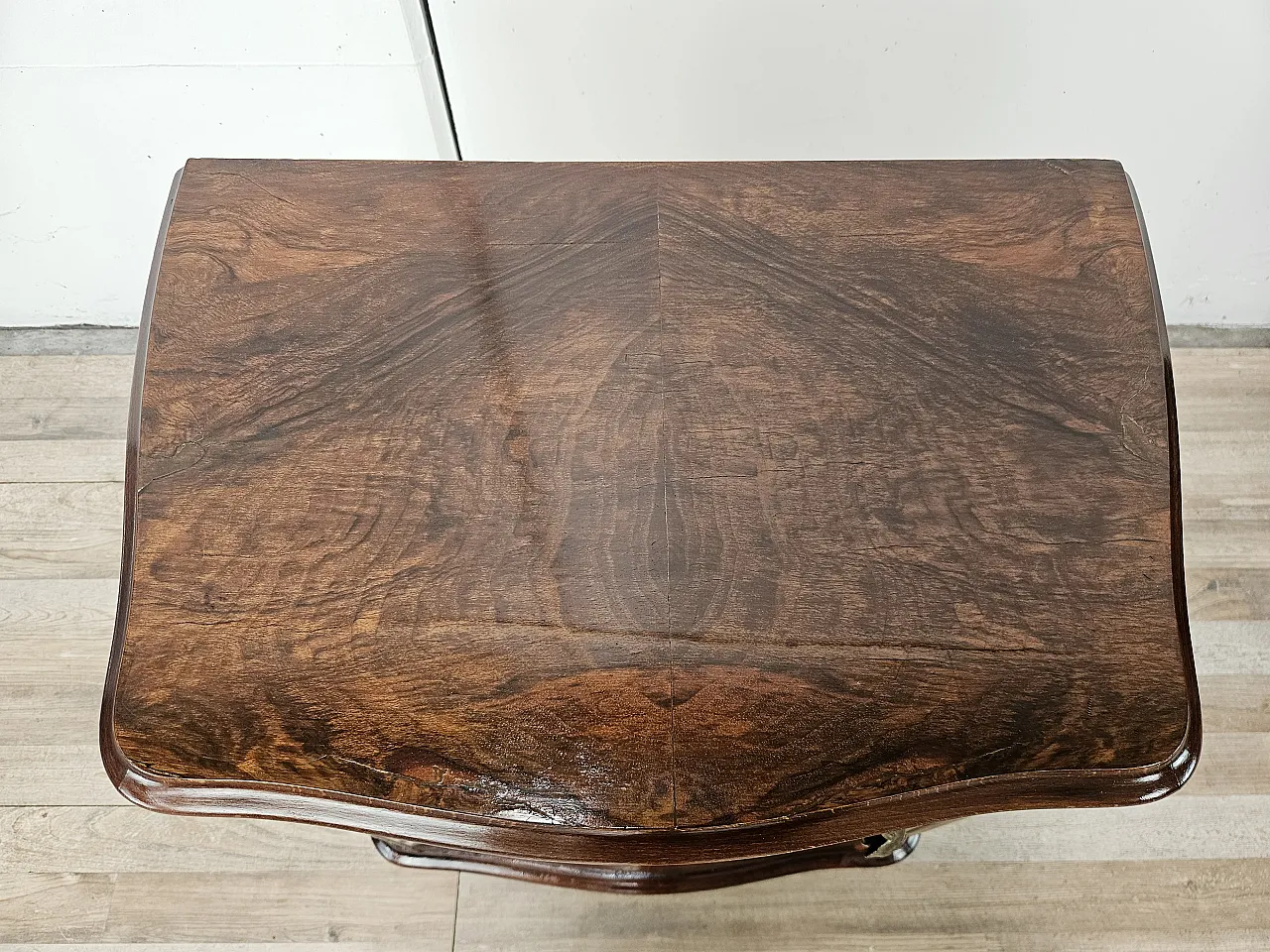 Coppia di comodini Chippendale  in radica di noce, anni ’40 5