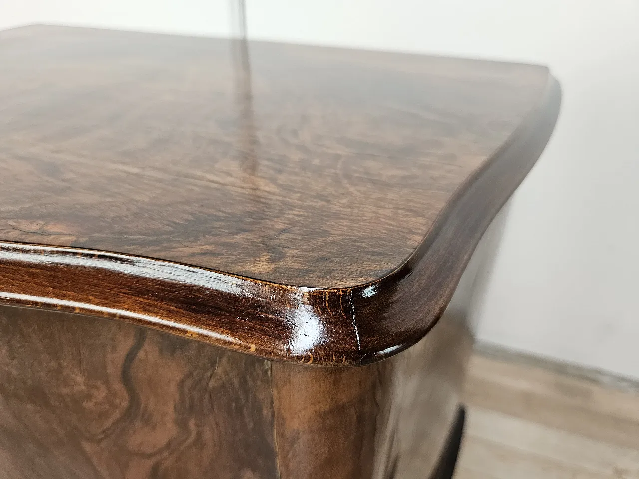 Coppia di comodini Chippendale  in radica di noce, anni ’40 7