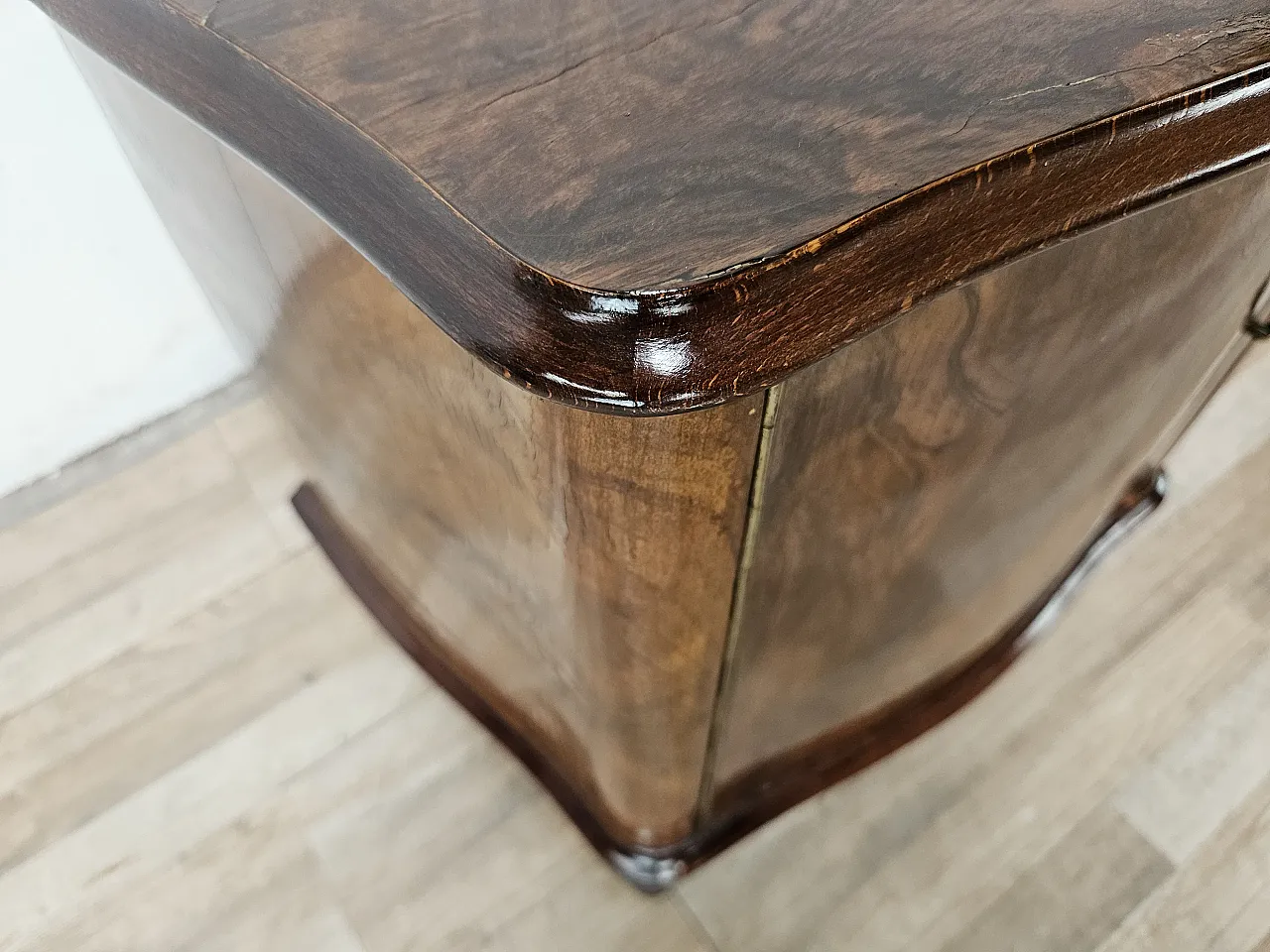 Coppia di comodini Chippendale  in radica di noce, anni ’40 10