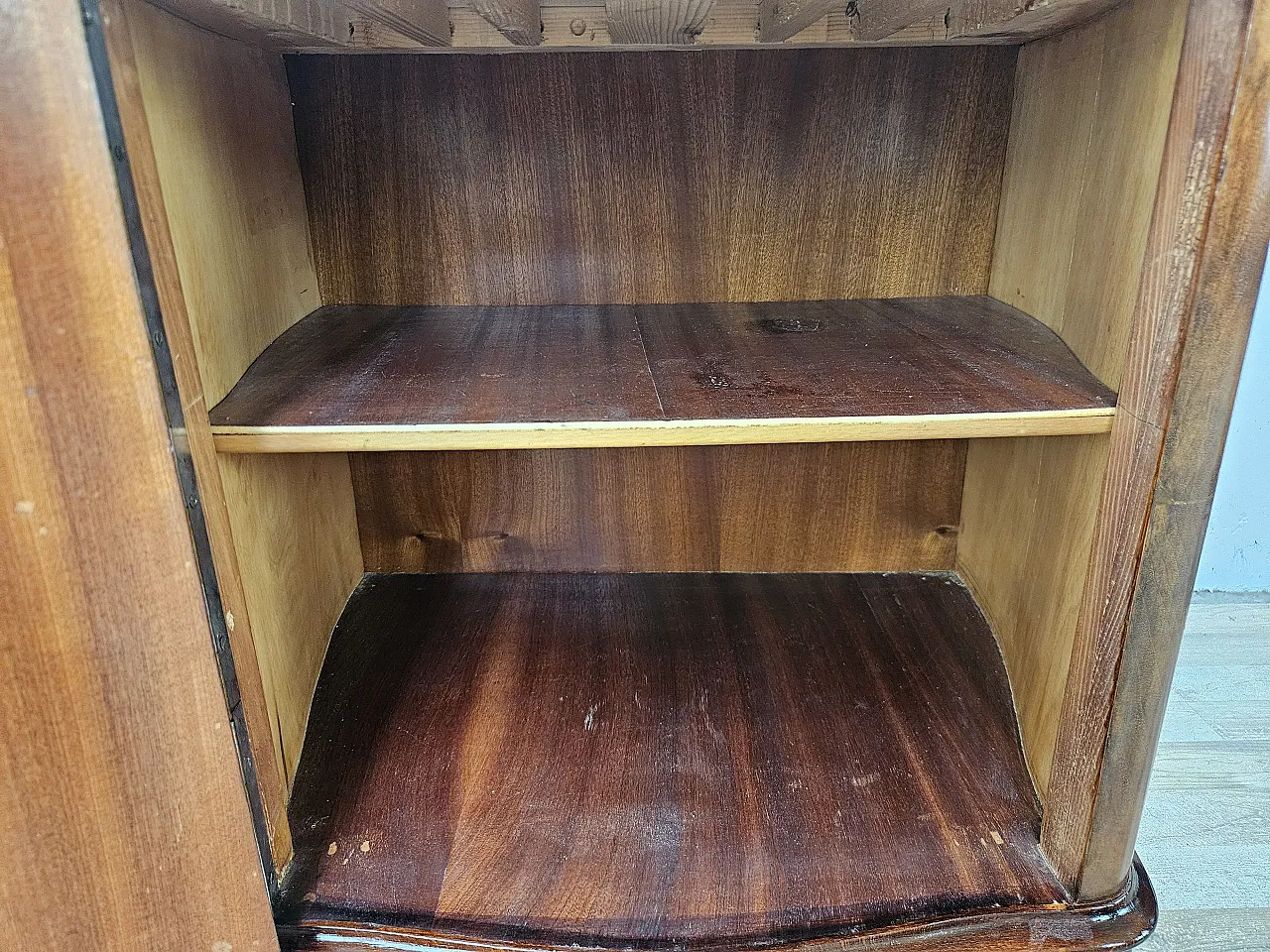 Coppia di comodini Chippendale  in radica di noce, anni ’40 12