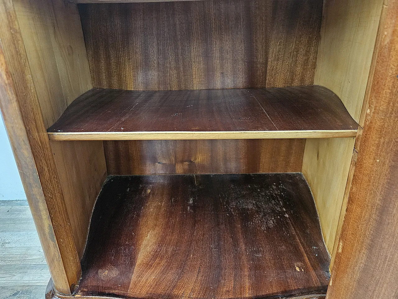 Coppia di comodini Chippendale  in radica di noce, anni ’40 13