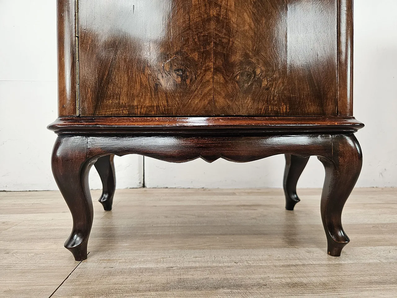 Coppia di comodini Chippendale  in radica di noce, anni ’40 14
