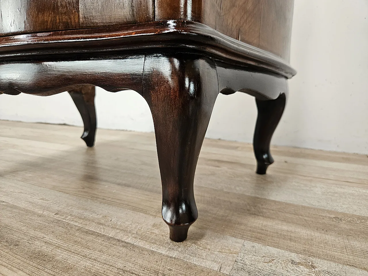 Coppia di comodini Chippendale  in radica di noce, anni ’40 15