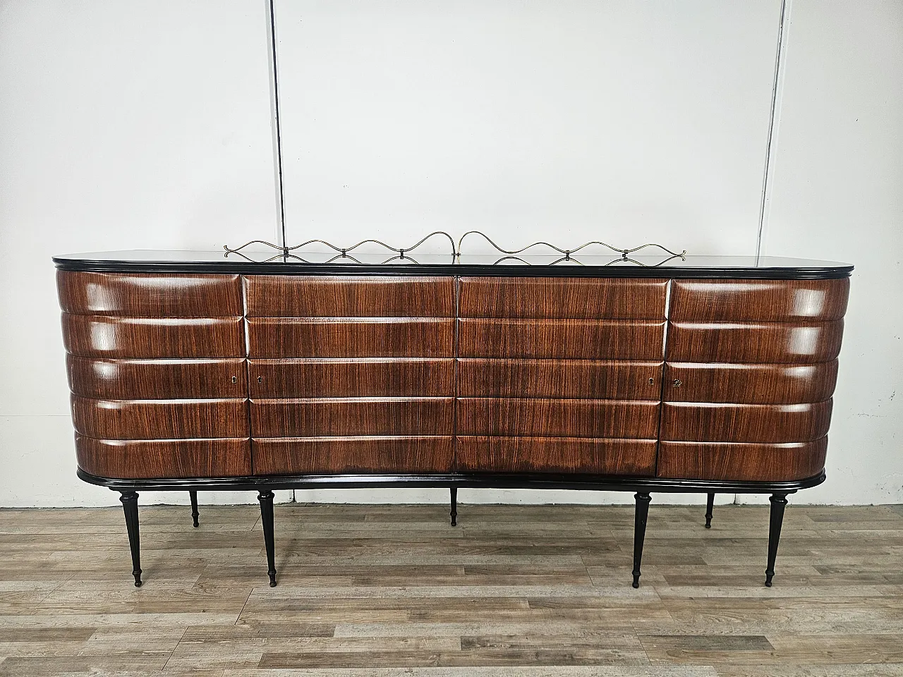 Credenza di Vittorio Dassi in palissandro e vetro nero, 1940 1