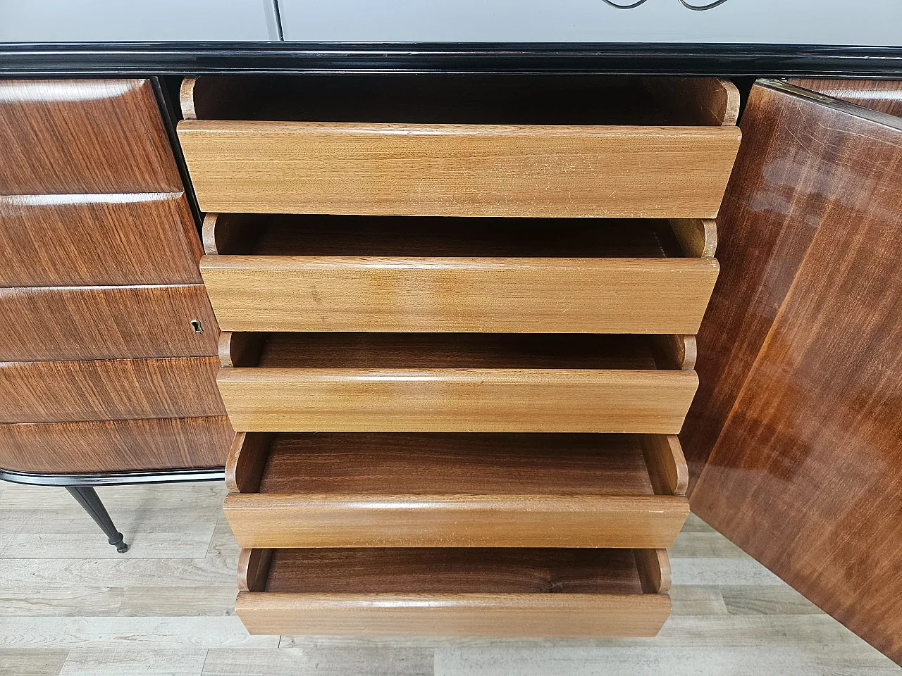 Credenza di Vittorio Dassi in palissandro e vetro nero, 1940 19