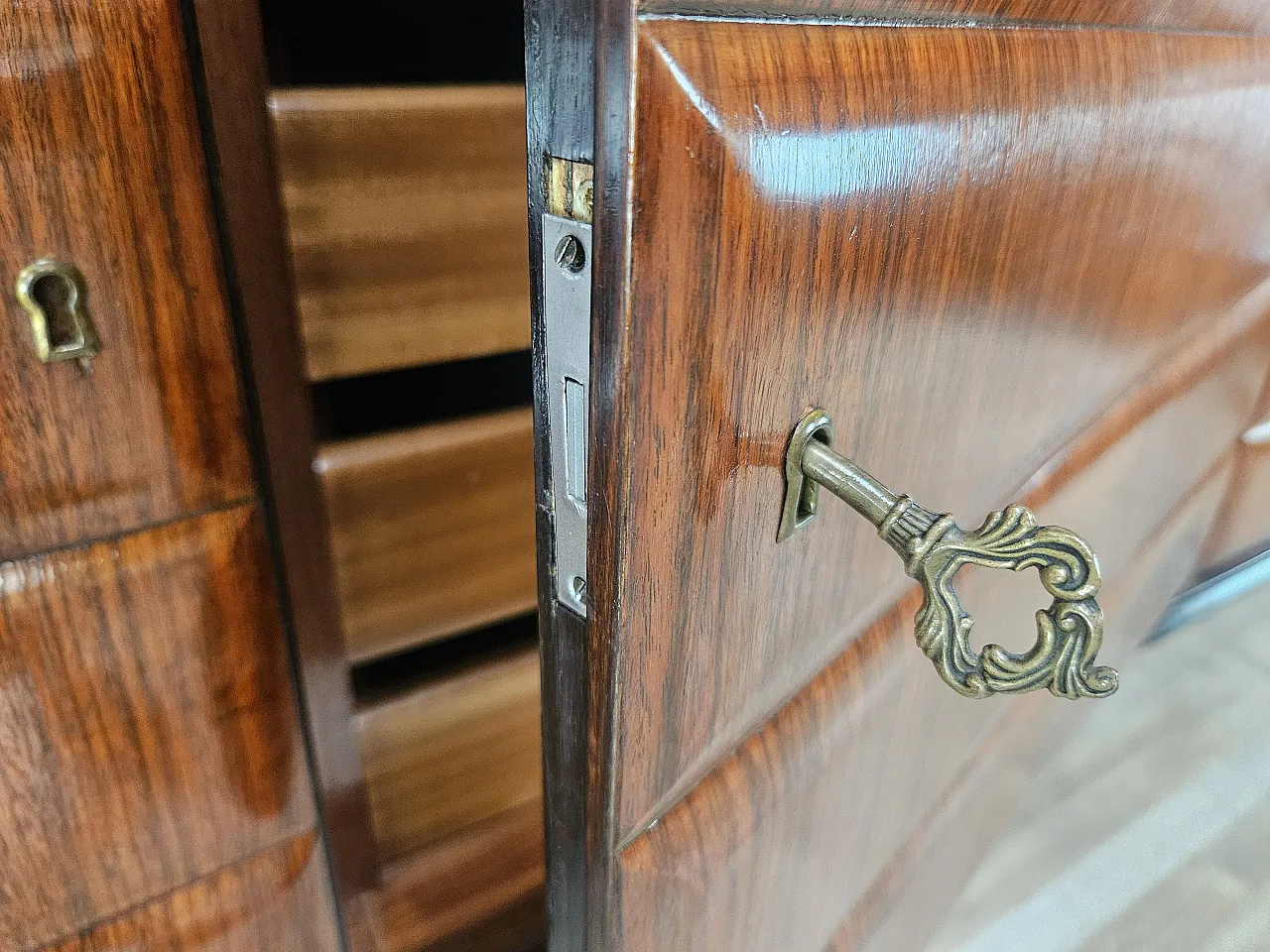 Credenza di Vittorio Dassi in palissandro e vetro nero, 1940 26