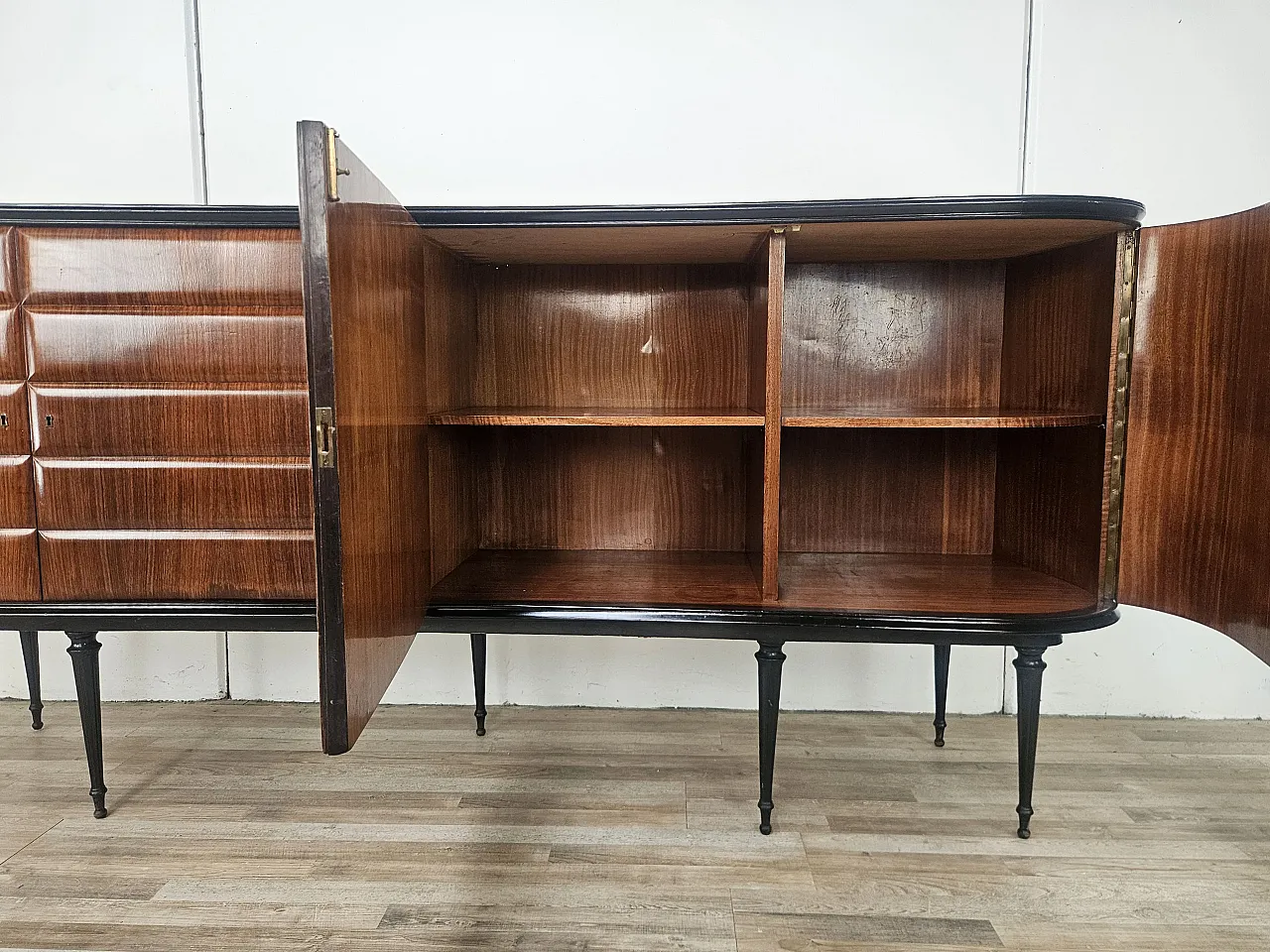 Credenza di Vittorio Dassi in palissandro e vetro nero, 1940 27
