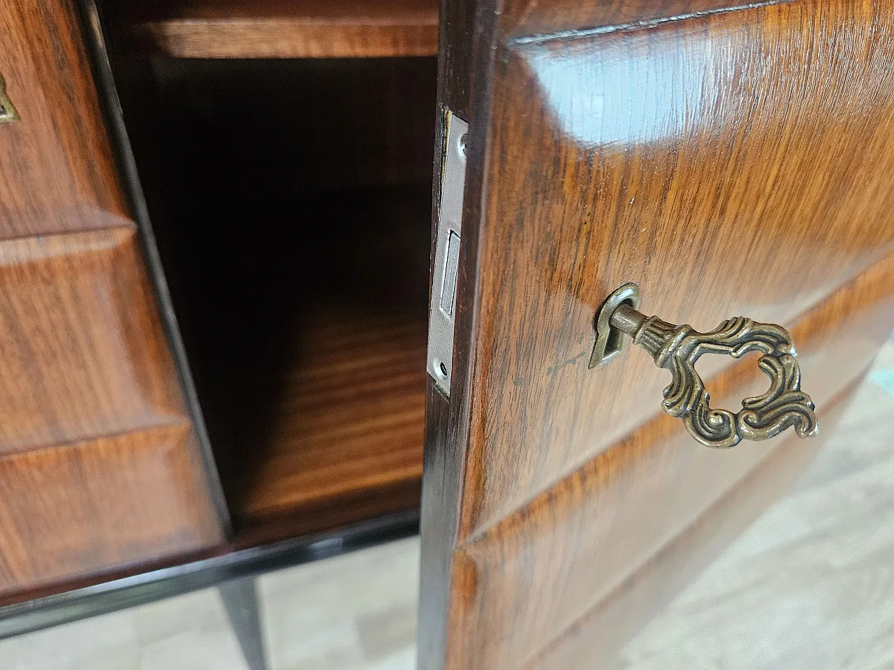 Credenza di Vittorio Dassi in palissandro e vetro nero, 1940 30
