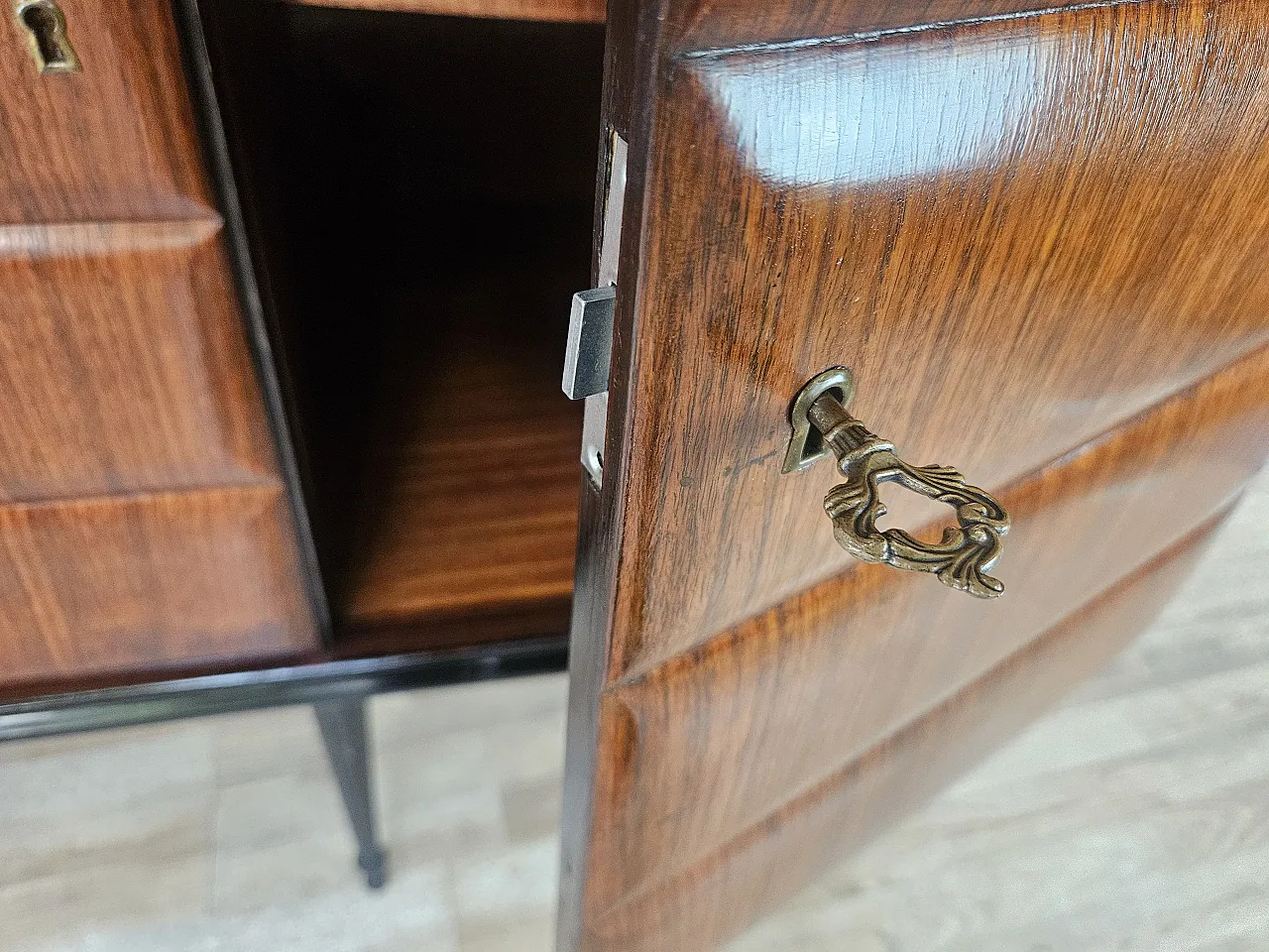 Credenza di Vittorio Dassi in palissandro e vetro nero, 1940 31