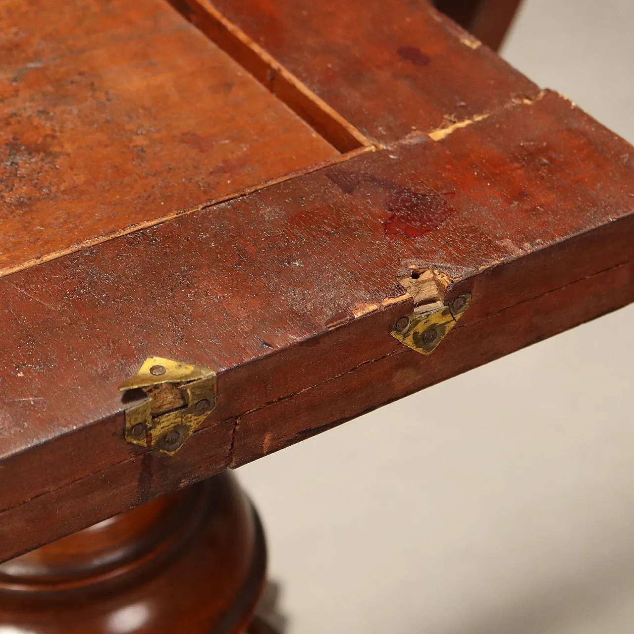 Vela coffee table in walnut with maple inlay, 19th century 7