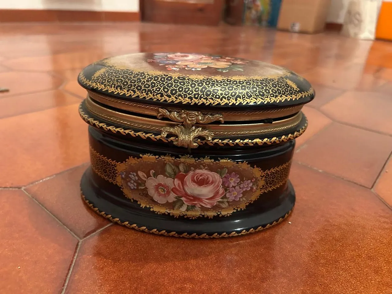 Small lacquered jewelry box, 1970s 2