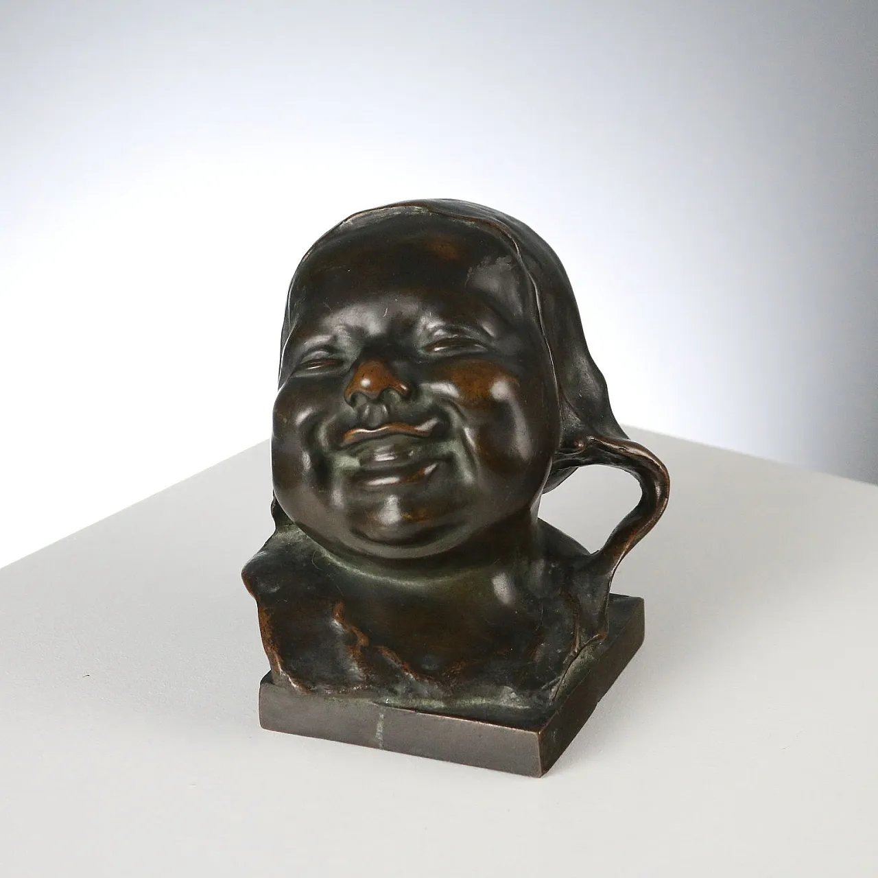 Bimbo ridente in bronzo, '900 1