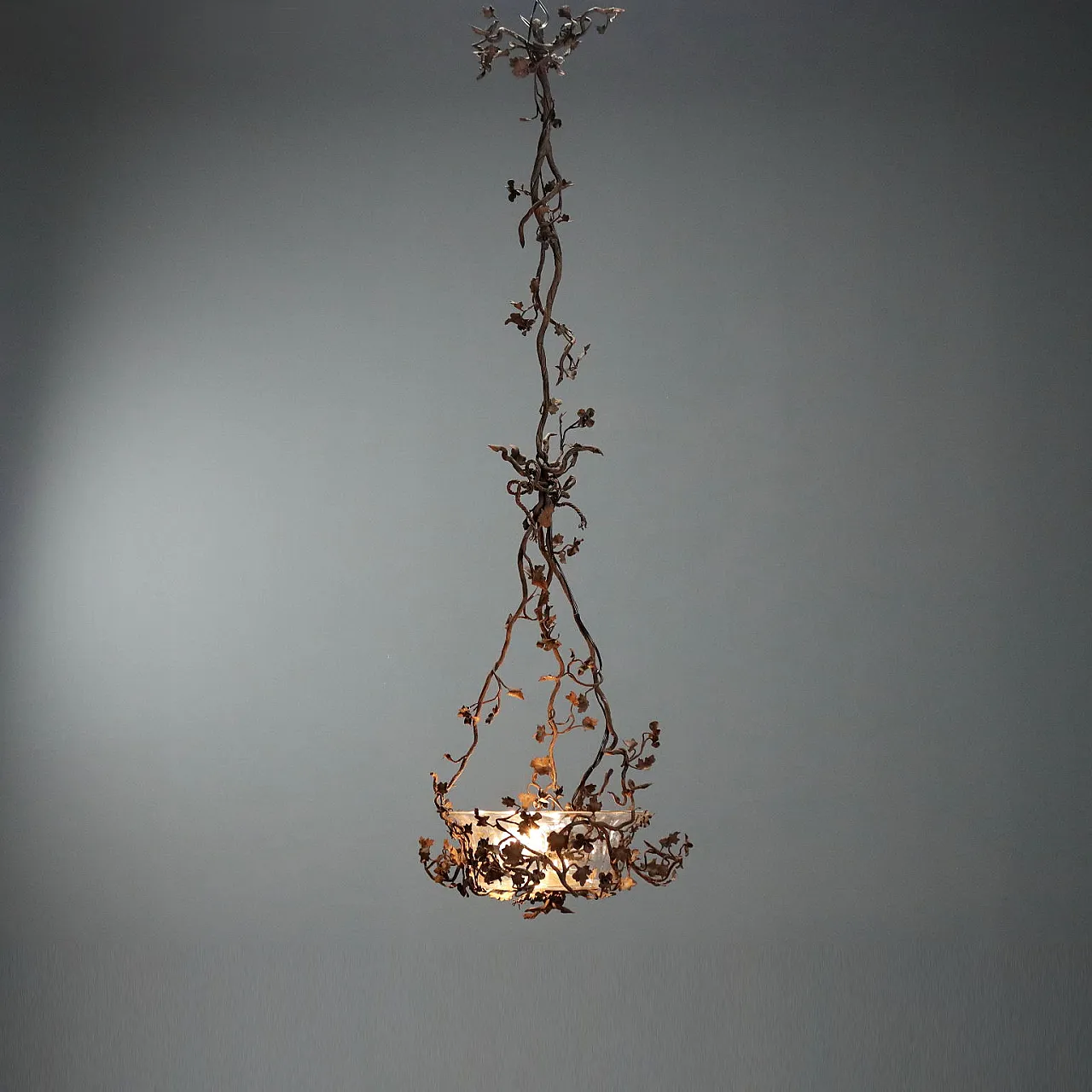 Lampadario in ferro con motivi floreali, '800 1