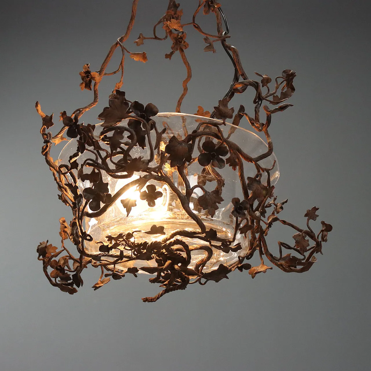 Lampadario in ferro con motivi floreali, '800 3