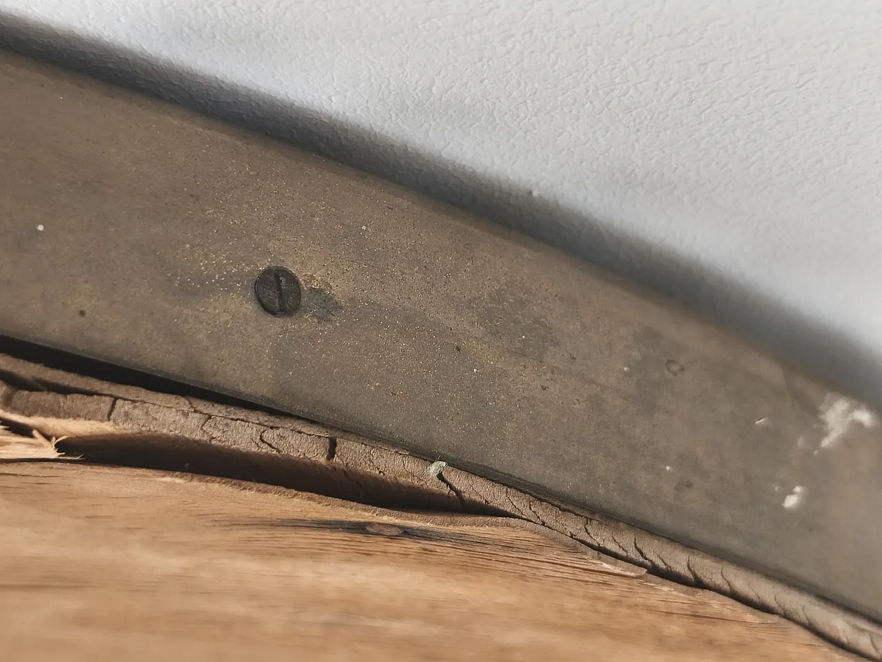 Specchio da parete ovale con cornice in ottone, anni '70 7