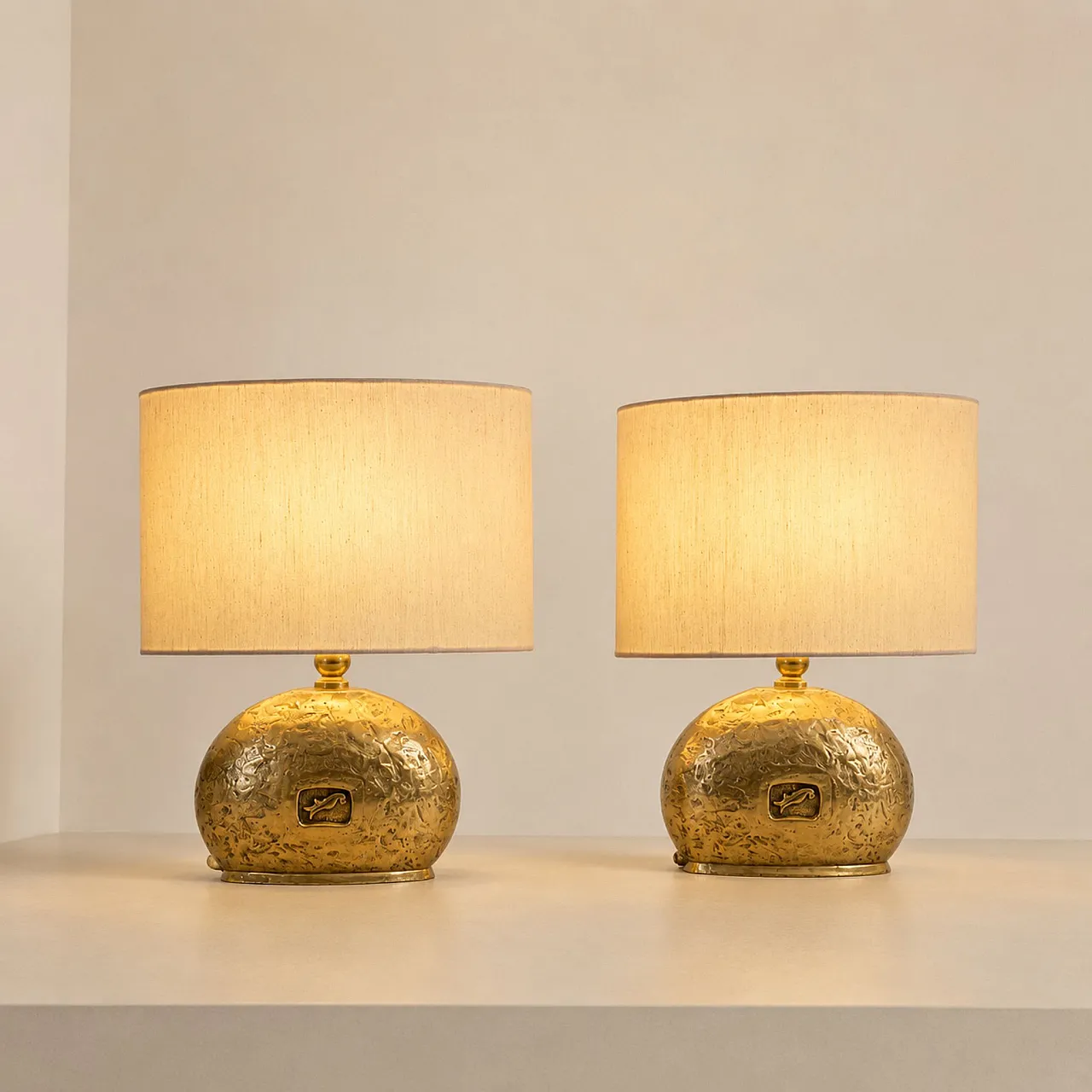 Coppia di lampade in ottone fuso, anni '70 2