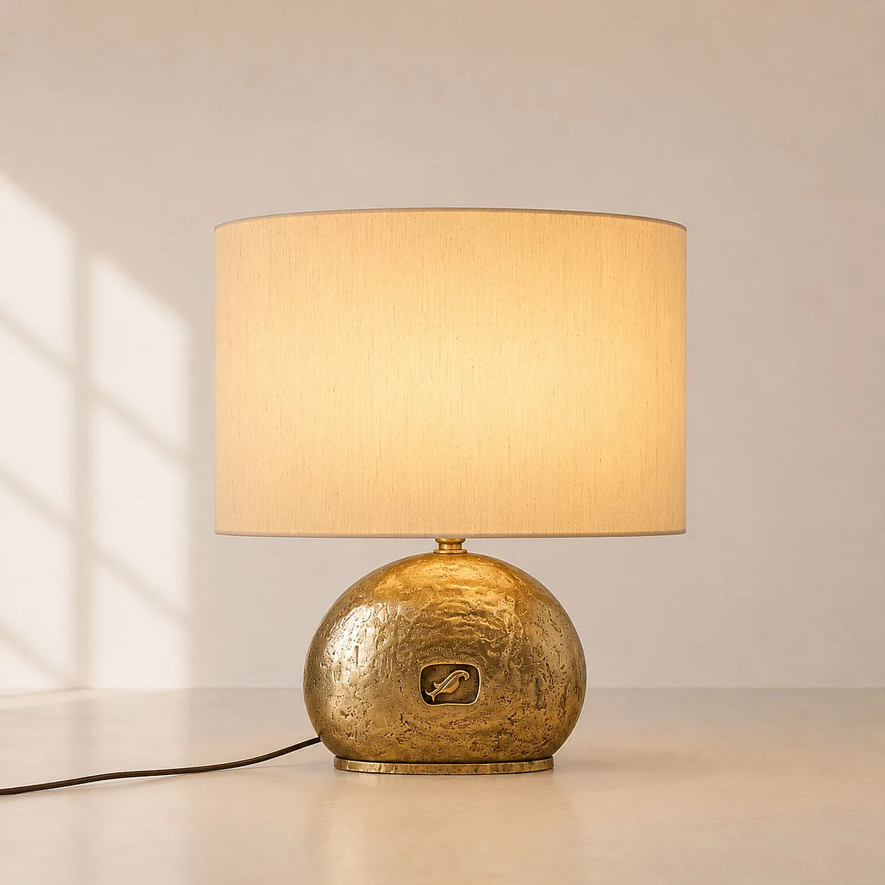 Grande lampada italiana anni ’70 in fusione di ottone 3