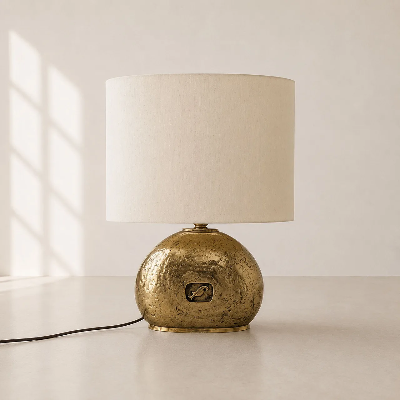 Grande lampada italiana anni ’70 in fusione di ottone 4