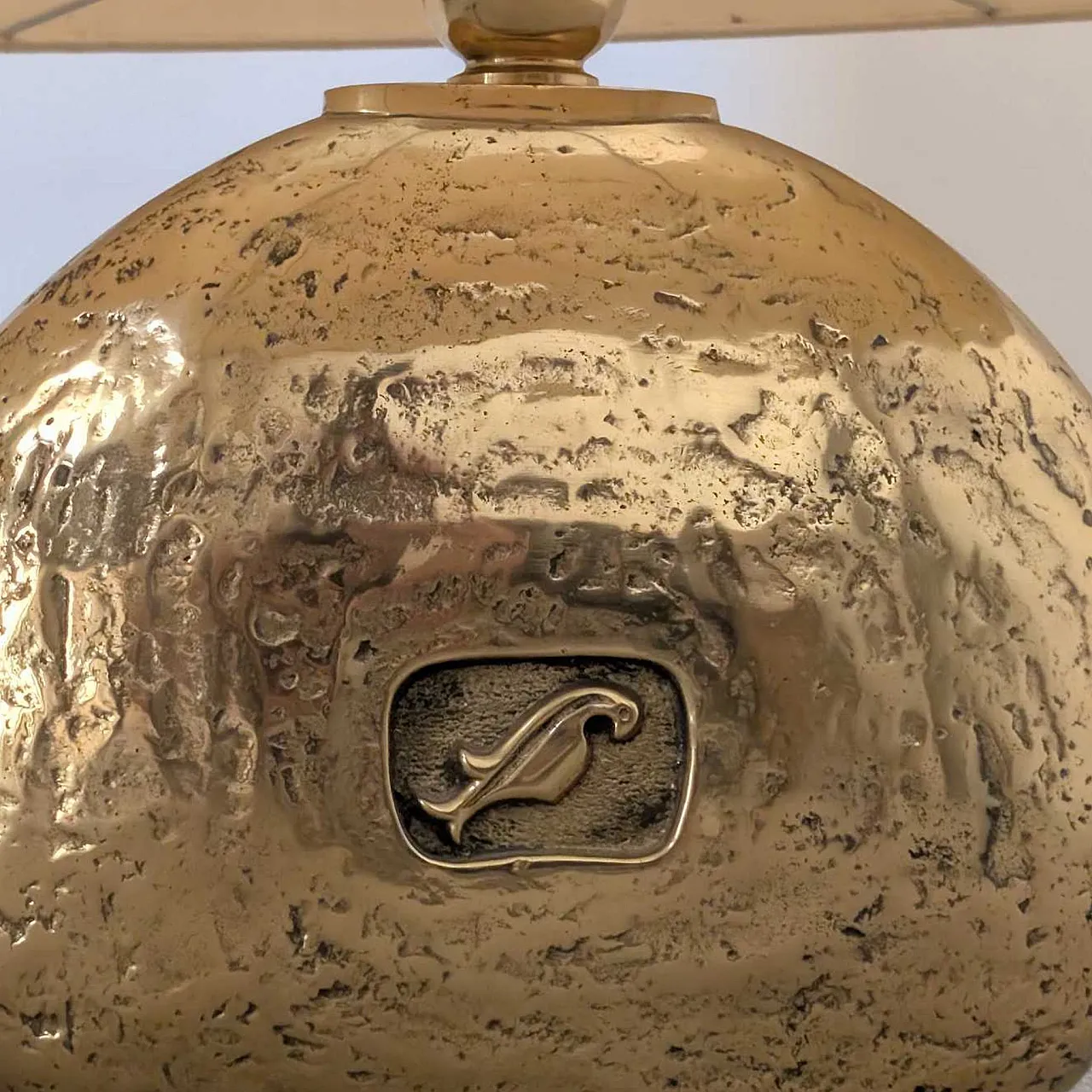 Grande lampada italiana anni ’70 in fusione di ottone 7